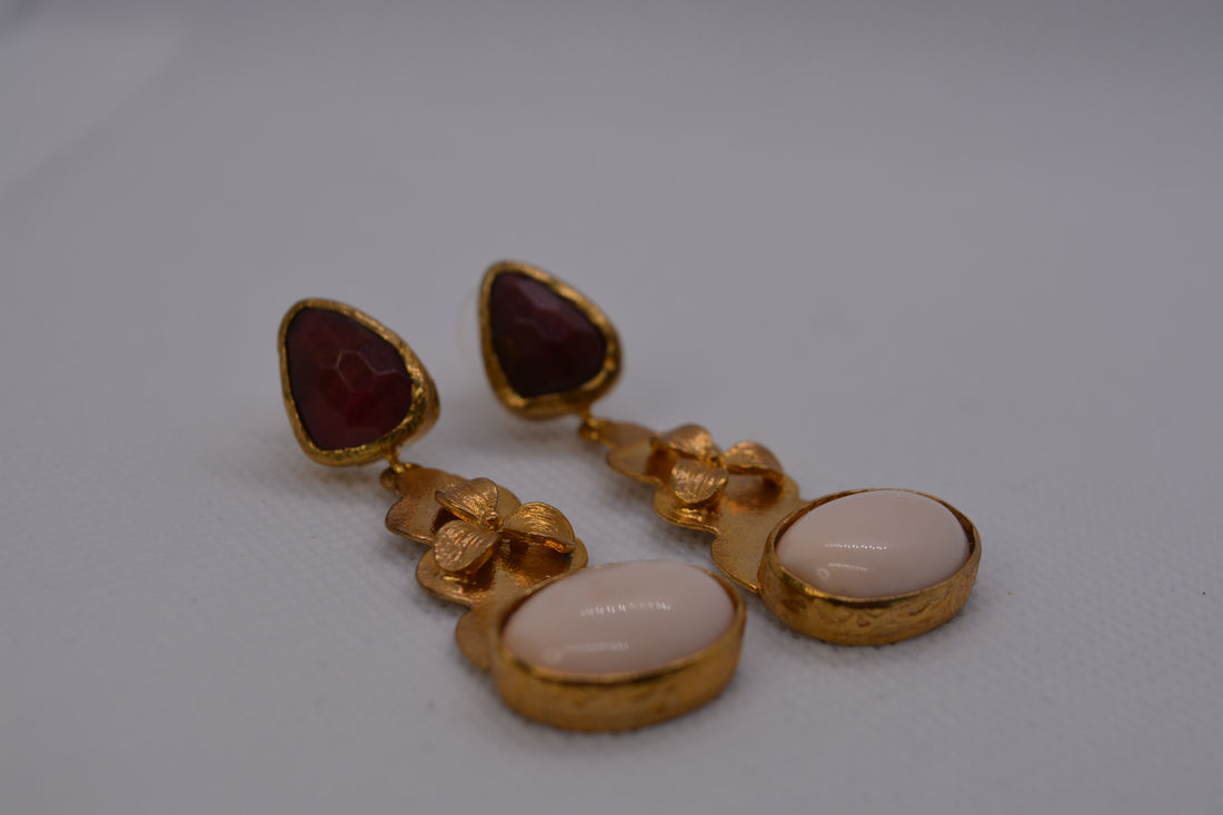 Orecchini pendenti dorati con pietra rossa e rosa