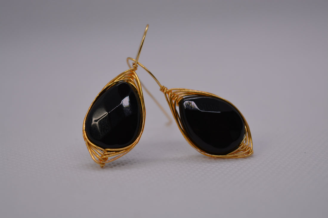 Orecchini pendenti dorati con pietra nera