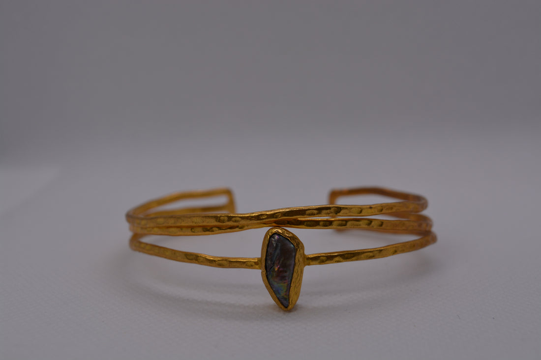 Bracciale rigido dorato con pietra naturale iridescente