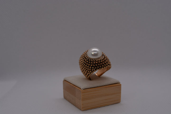 Anello dorato con perla bianca