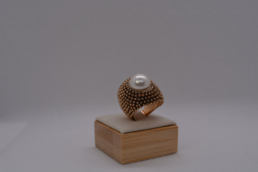 Anello dorato con perla bianca