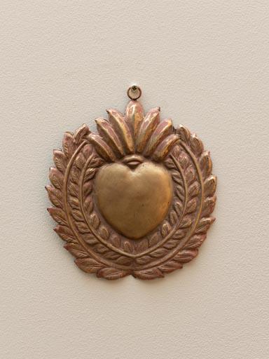 Sacred Heart in Golden Metal – Symbol of Love and Devotion ✨💛