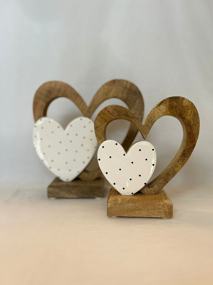 "Cuori in Legno e Ceramica – L'Amore nella sua Forma più Elegante"