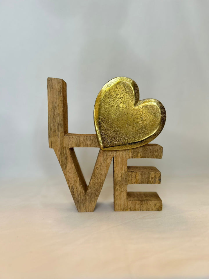 "LOVE in Legno con Cuore Dorato – Il Dettaglio che Scalda ogni Ambiente"