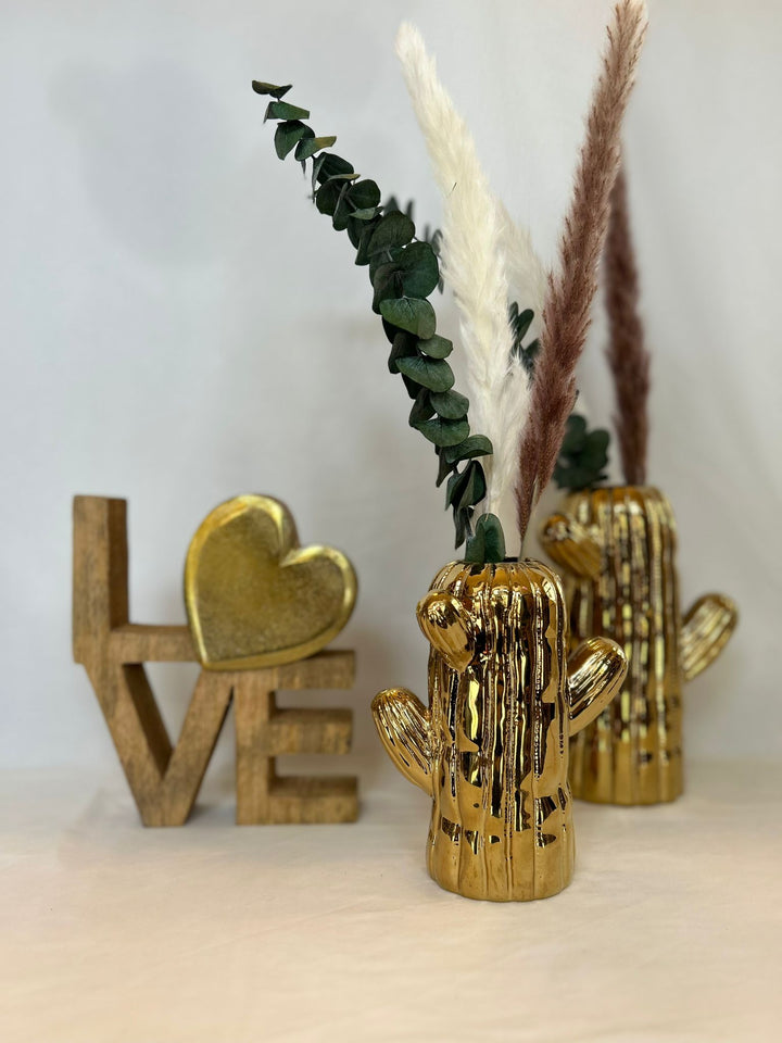 "LOVE in Legno con Cuore Dorato – Il Dettaglio che Scalda ogni Ambiente"