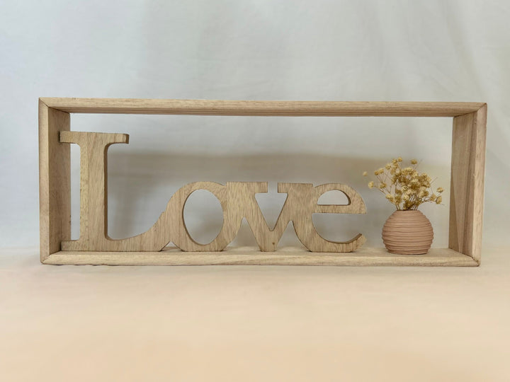 "Decorazione in Legno 'Love' con Vaso – L'Amore è nei Dettagli"