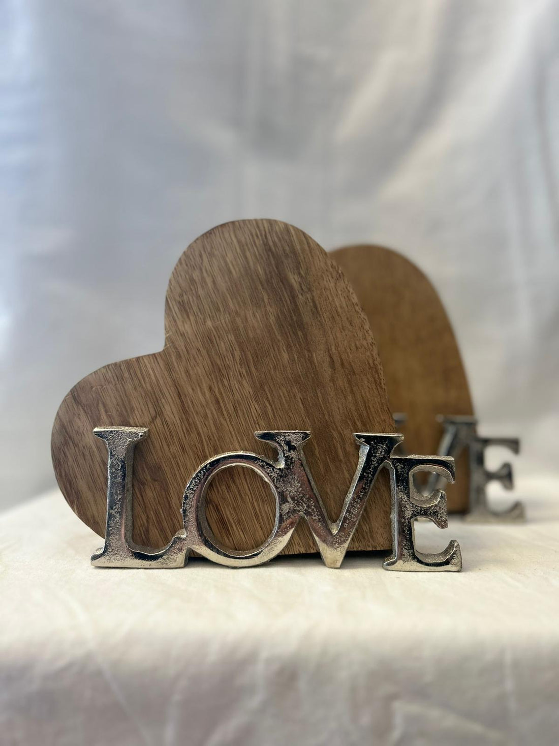 Cuore Decorativo in Legno con Scritta "LOVE" in Metallo