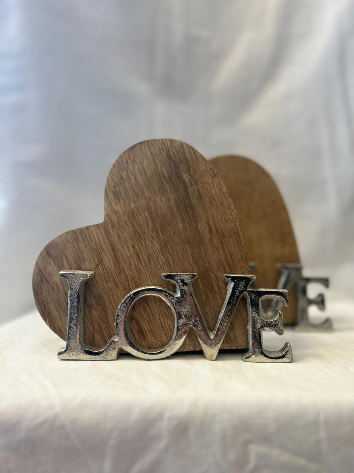 Cuore Decorativo in Legno con Scritta "LOVE" in Metallo