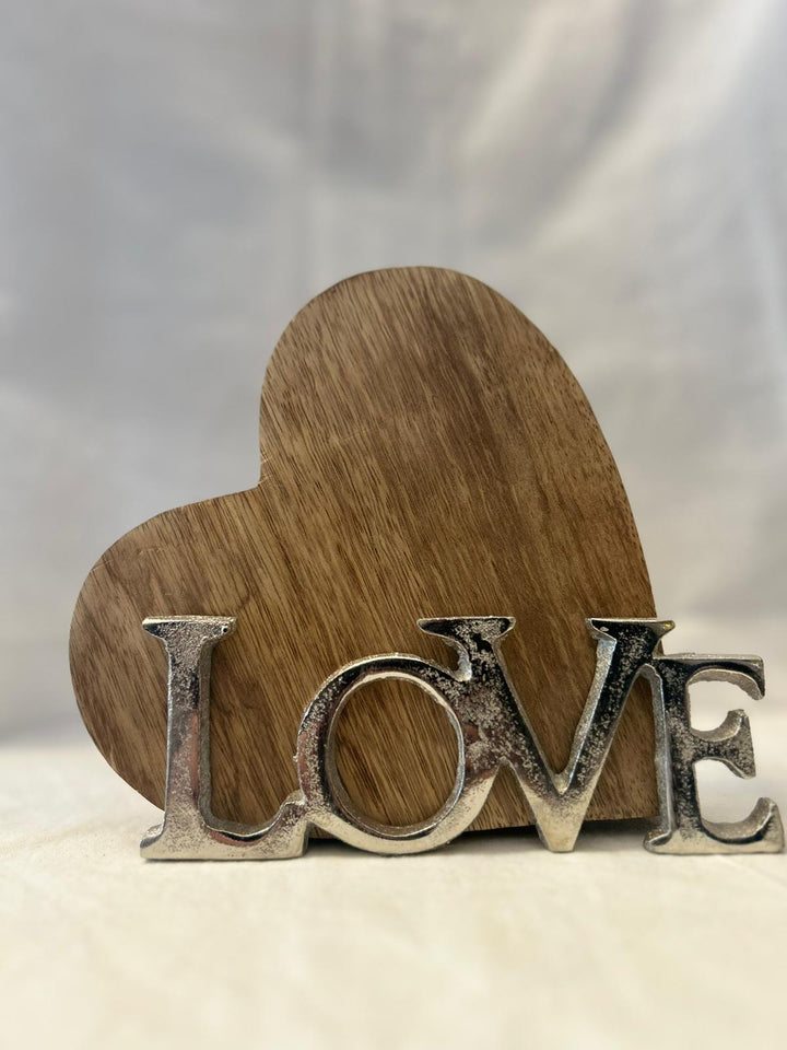 Cuore Decorativo in Legno con Scritta "LOVE" in Metallo
