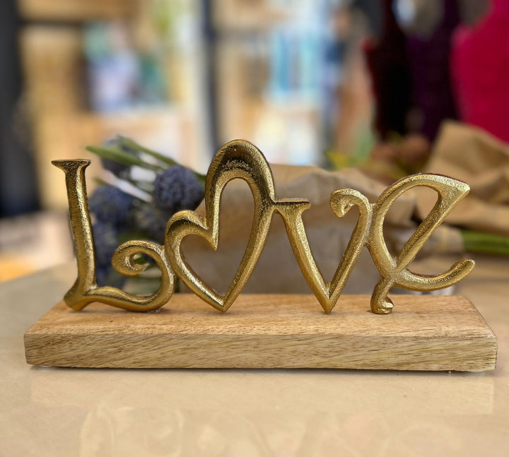 Scultura Decorativa "Love" – Eleganza Dorata per la Tua Casa
