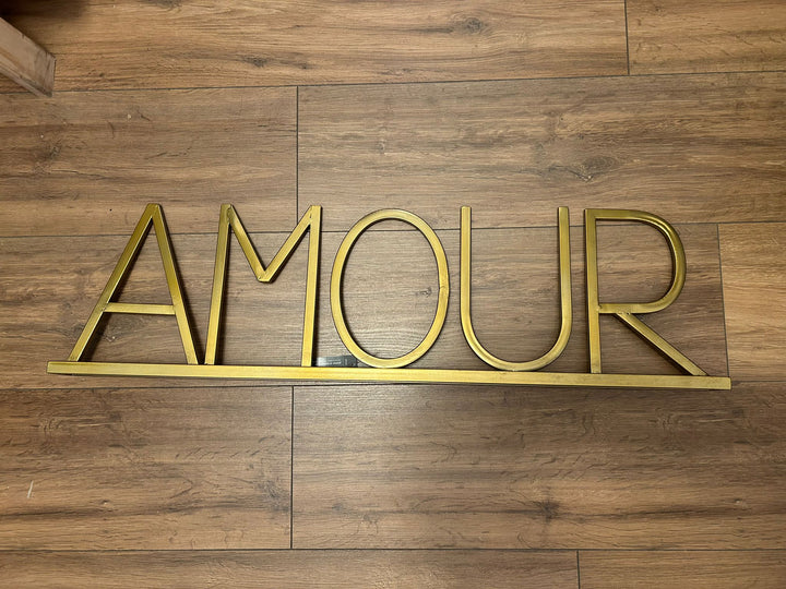 Decorazione "AMOUR" in Ferro – Eleganza Dorata per la Tua Casa 💛