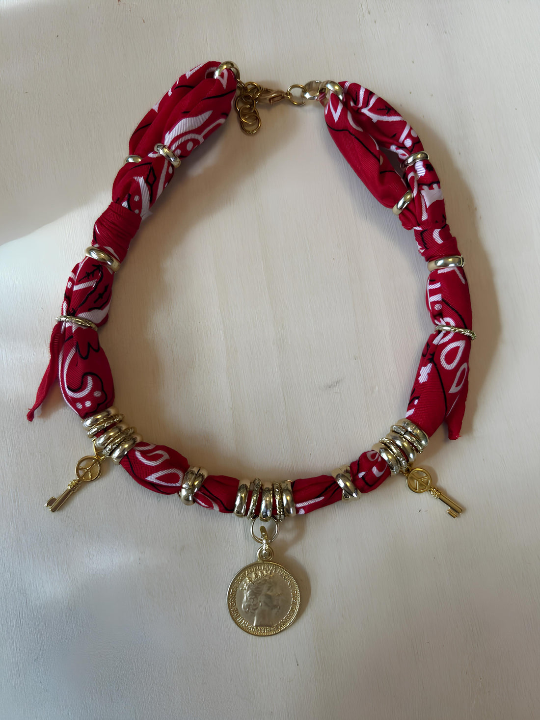 "Red Majesty" – Collana Bandana Artigianale
