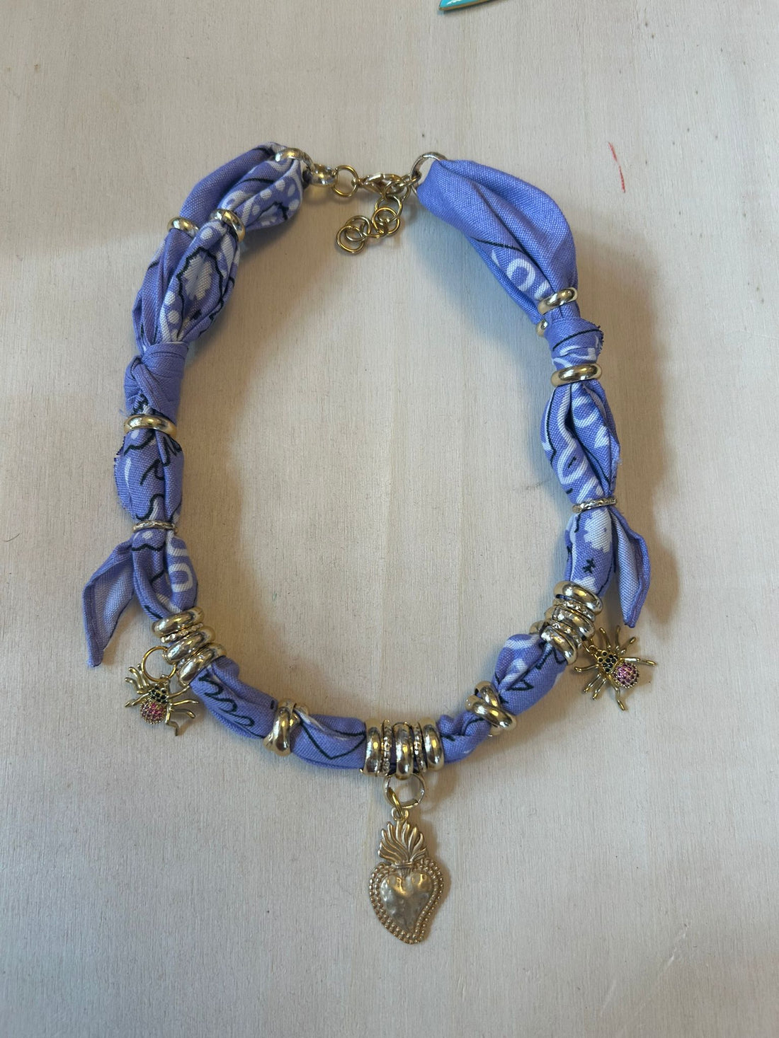 "Divine Bloom" – Collana Bandana Artigianale