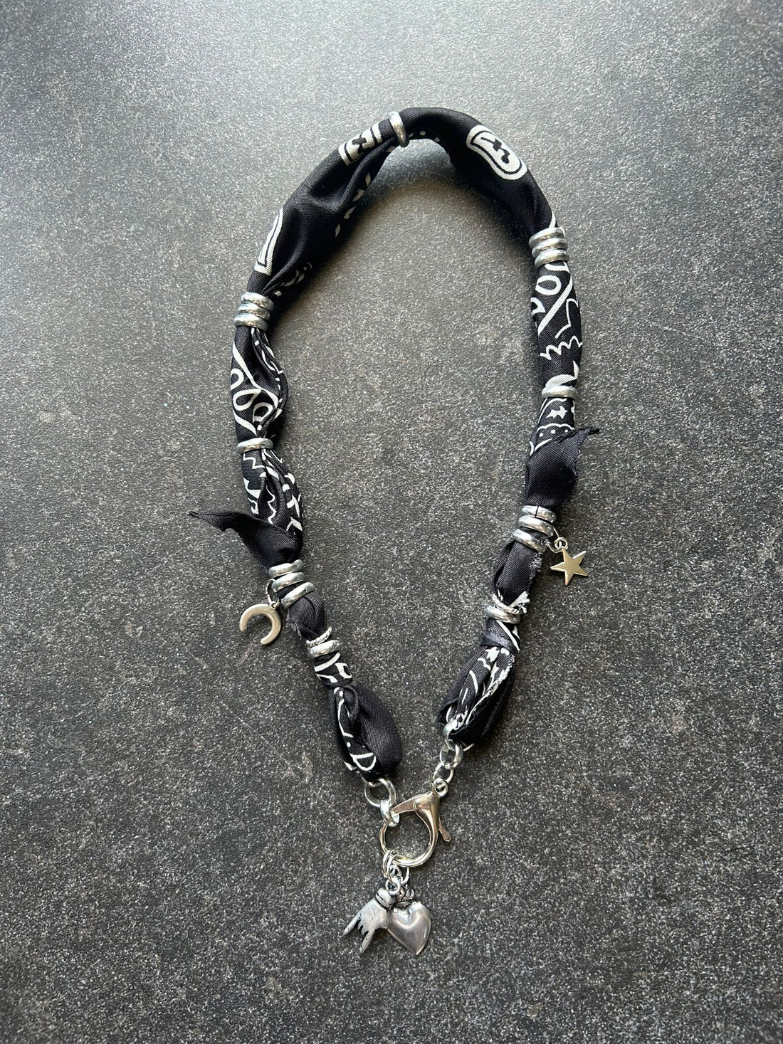 "Notte Segreta" – Collana Bandana Artigianale
