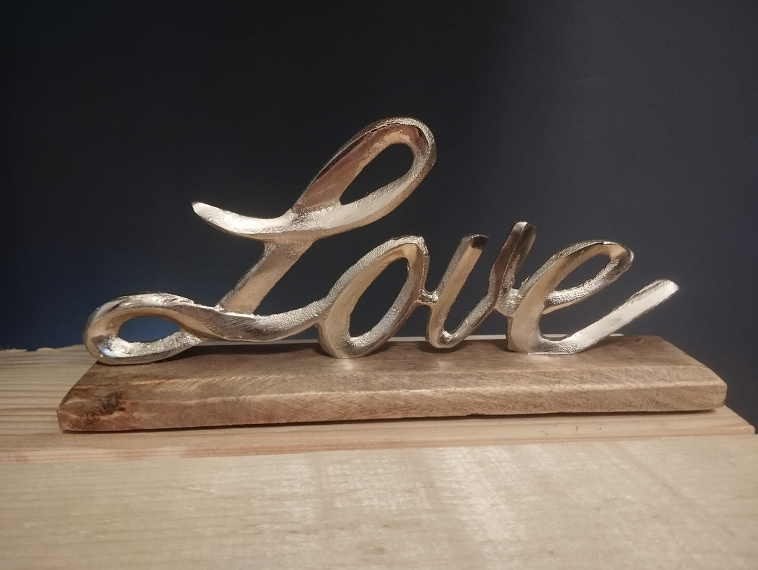 Scultura Decorativa 'Love' in Metallo e Legno