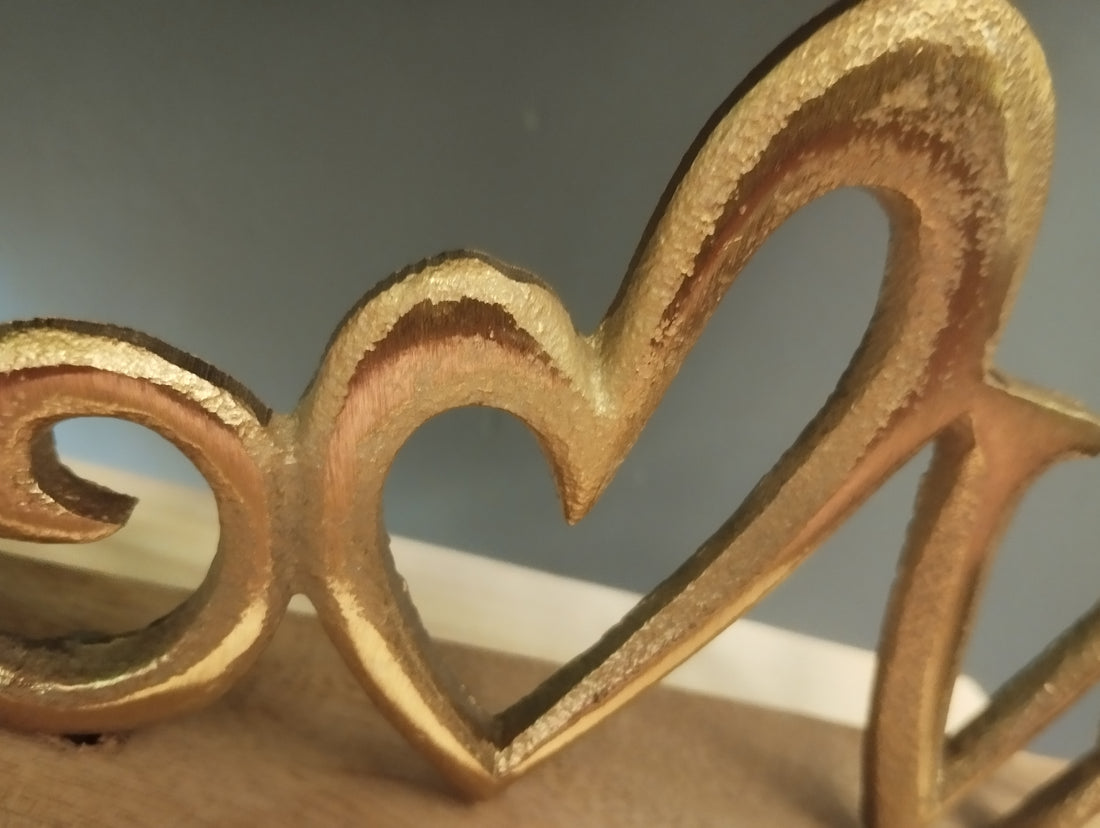 Scultura Decorativa "Love" – Eleganza Dorata per la Tua Casa