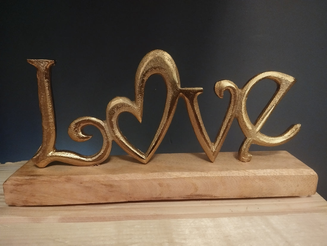 Scultura Decorativa "Love" – Eleganza Dorata per la Tua Casa