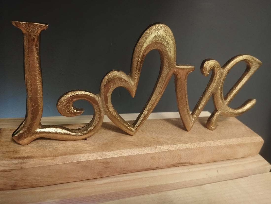 Scultura Decorativa "Love" – Eleganza Dorata per la Tua Casa
