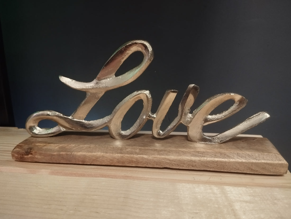 Scultura Decorativa 'Love' in Metallo e Legno