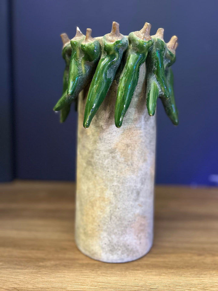 Vaso Alto Decorativo con Peperoncini Verdi – Stile Rustico e Unico 🌿
