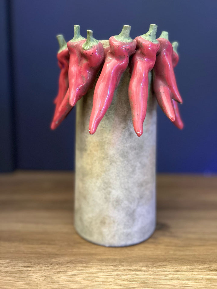 Vaso Alto con Peperoncini Rossi – Eleganza Piccante in Ceramica 🌶️