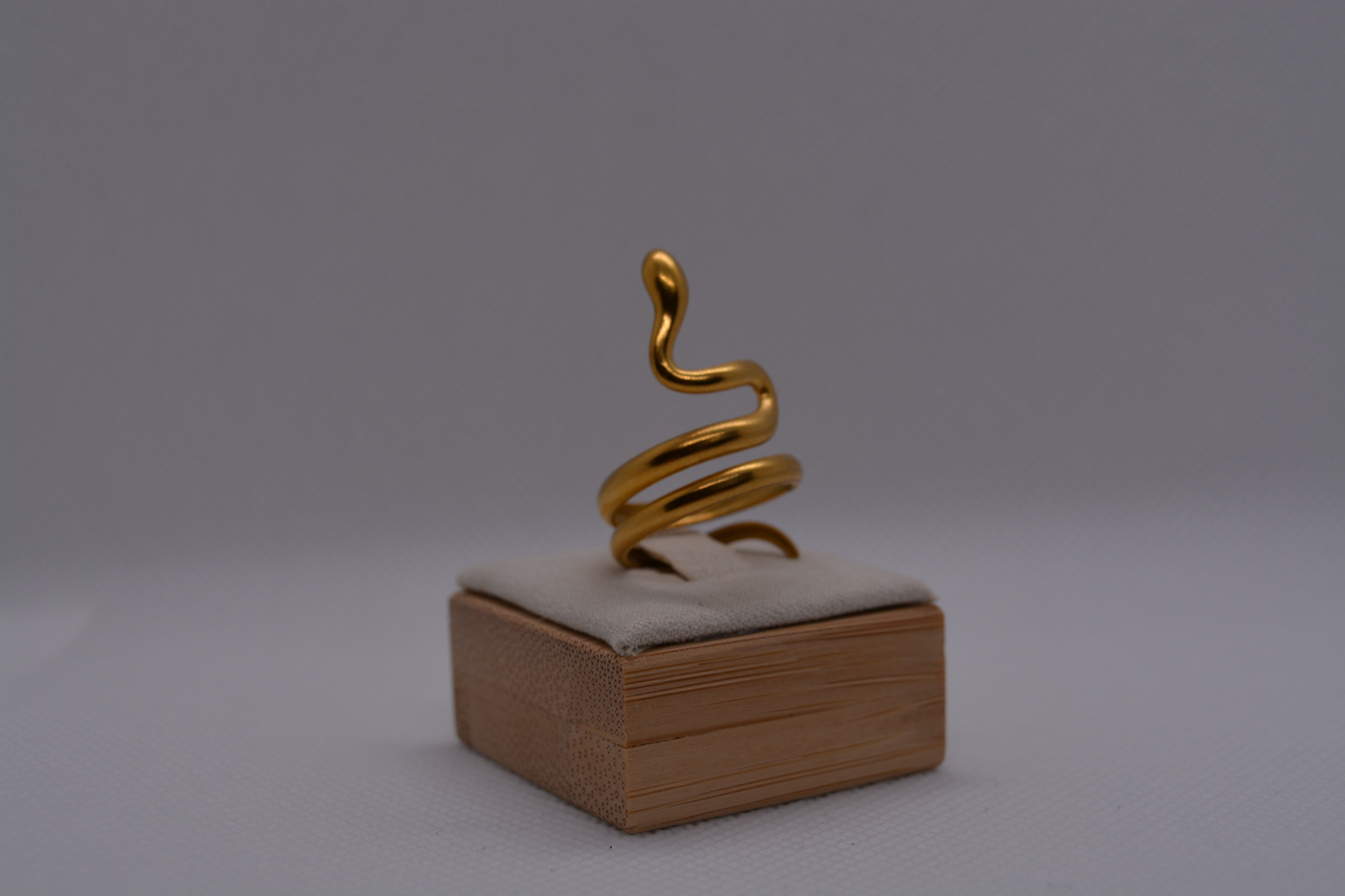 Anello dorato a spirale