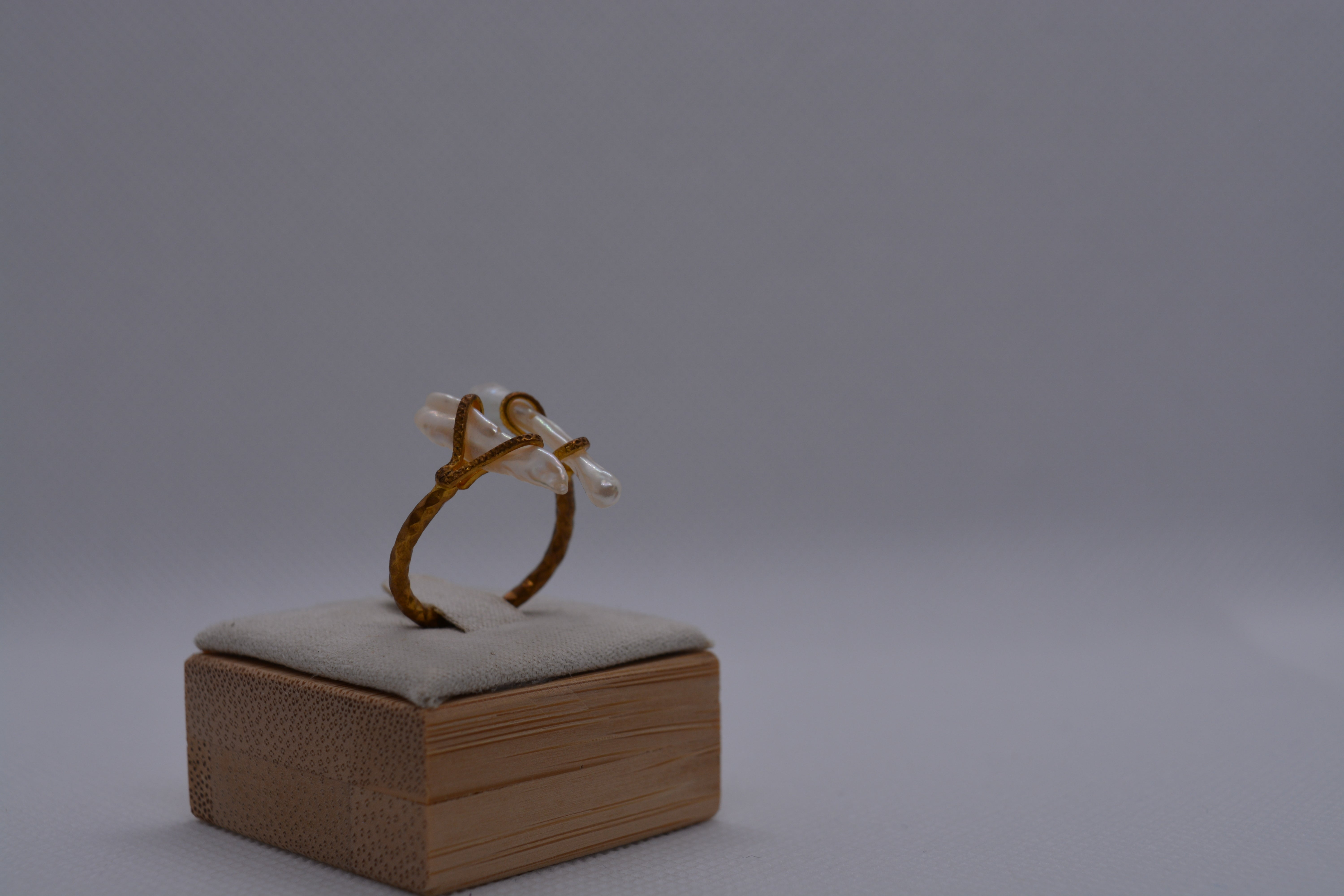 Anello dorato con perle di fiume