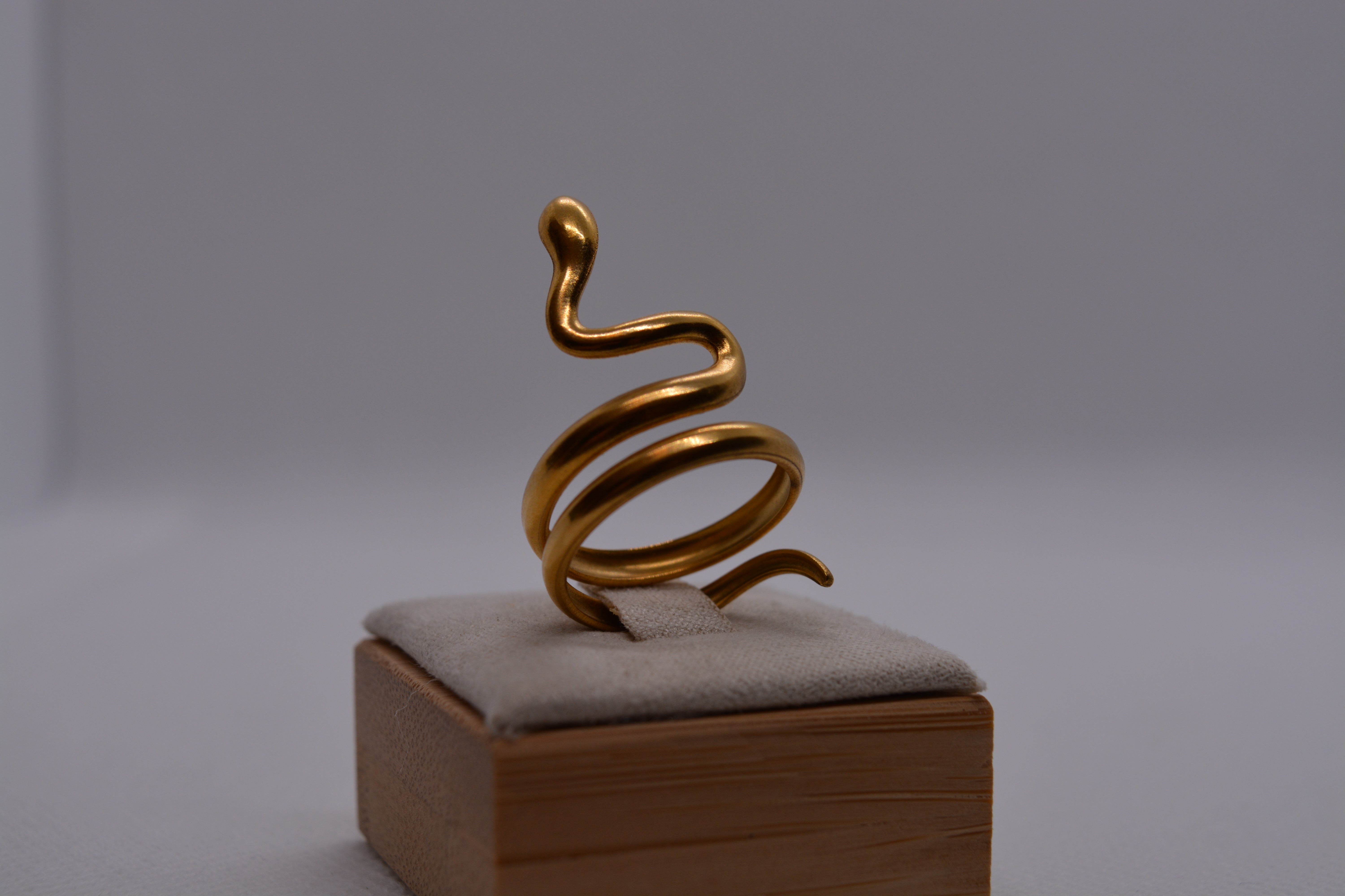 Anello dorato a spirale