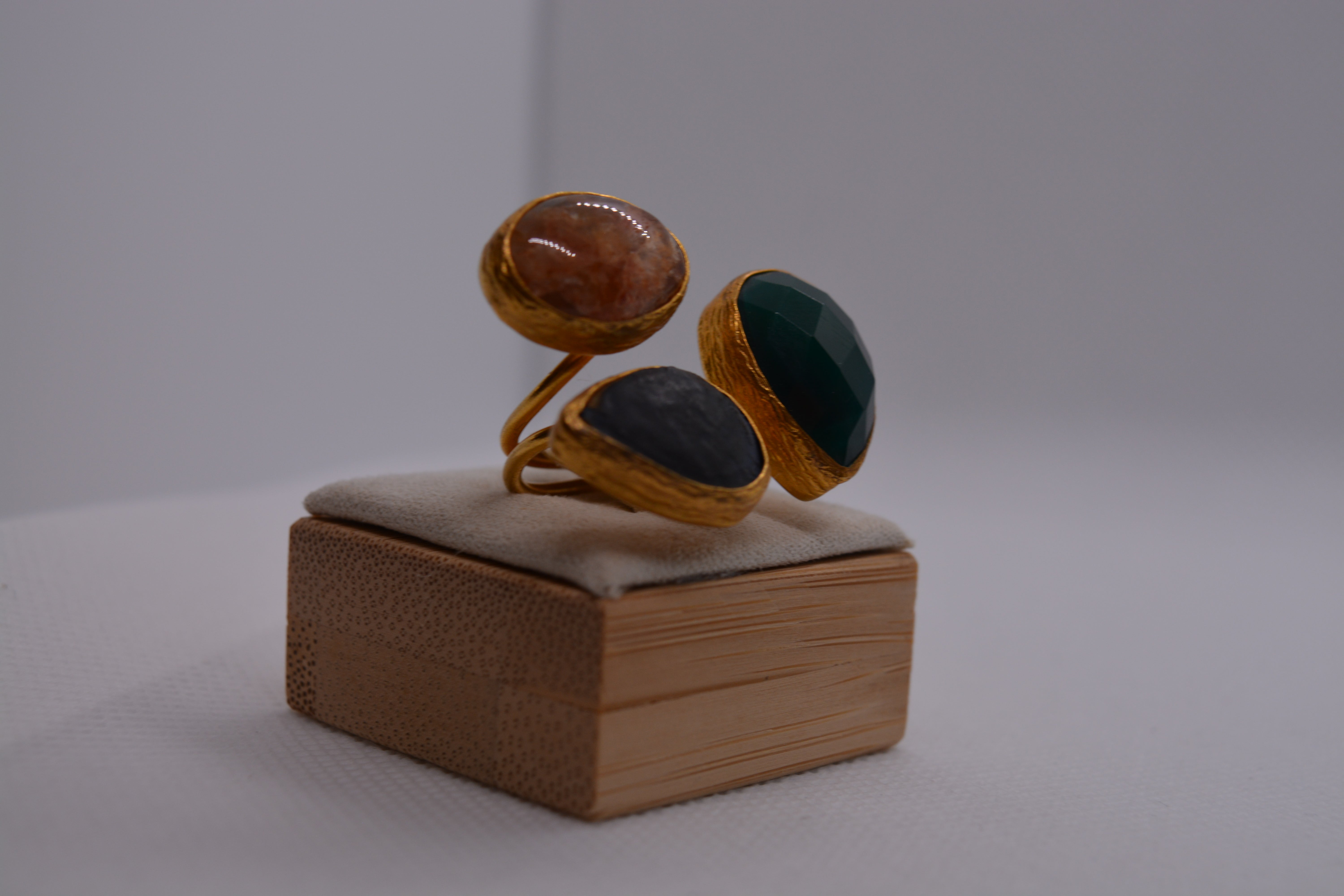 Anello dorato con pietre colorate