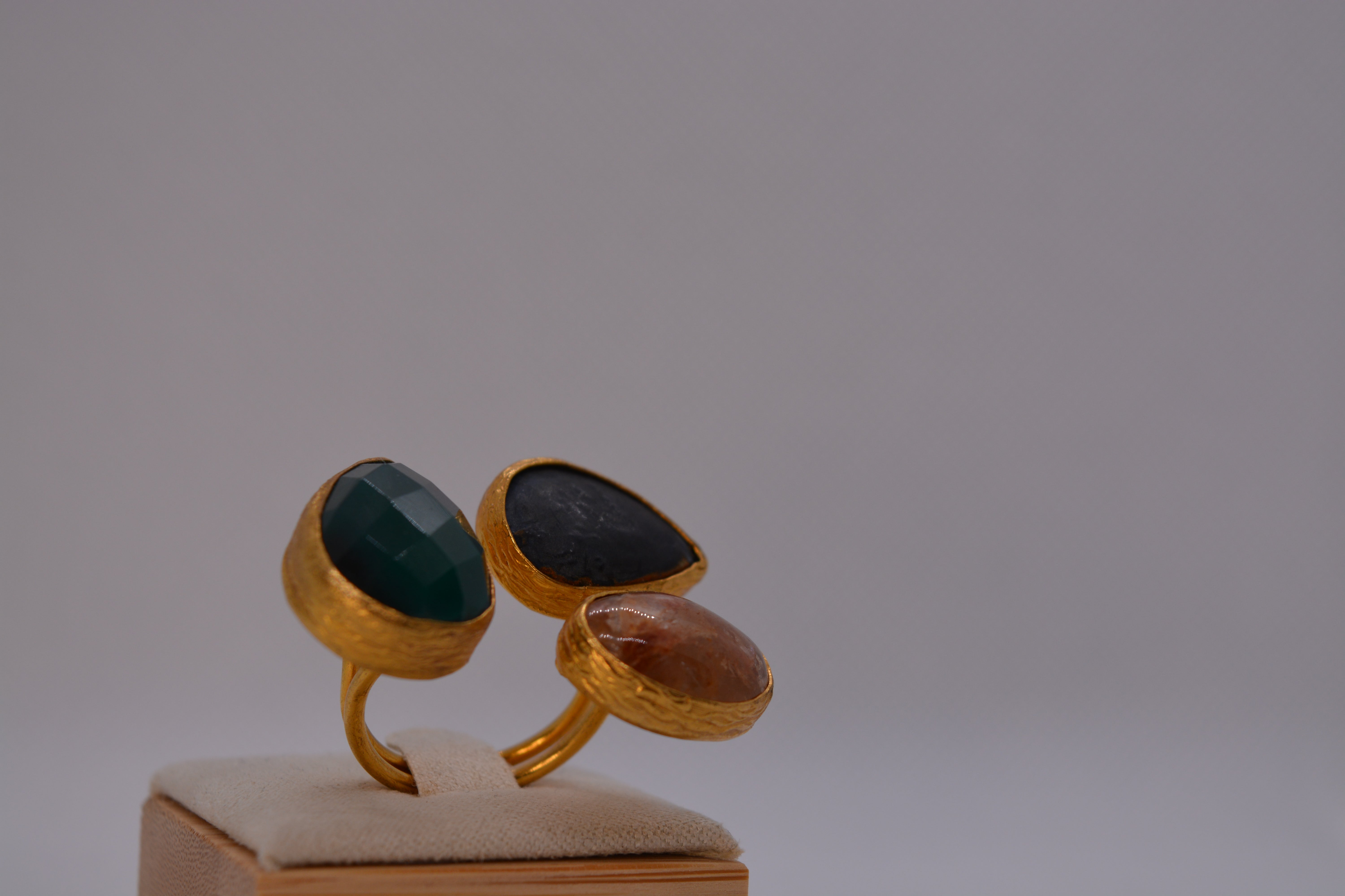 Anello dorato con pietre colorate