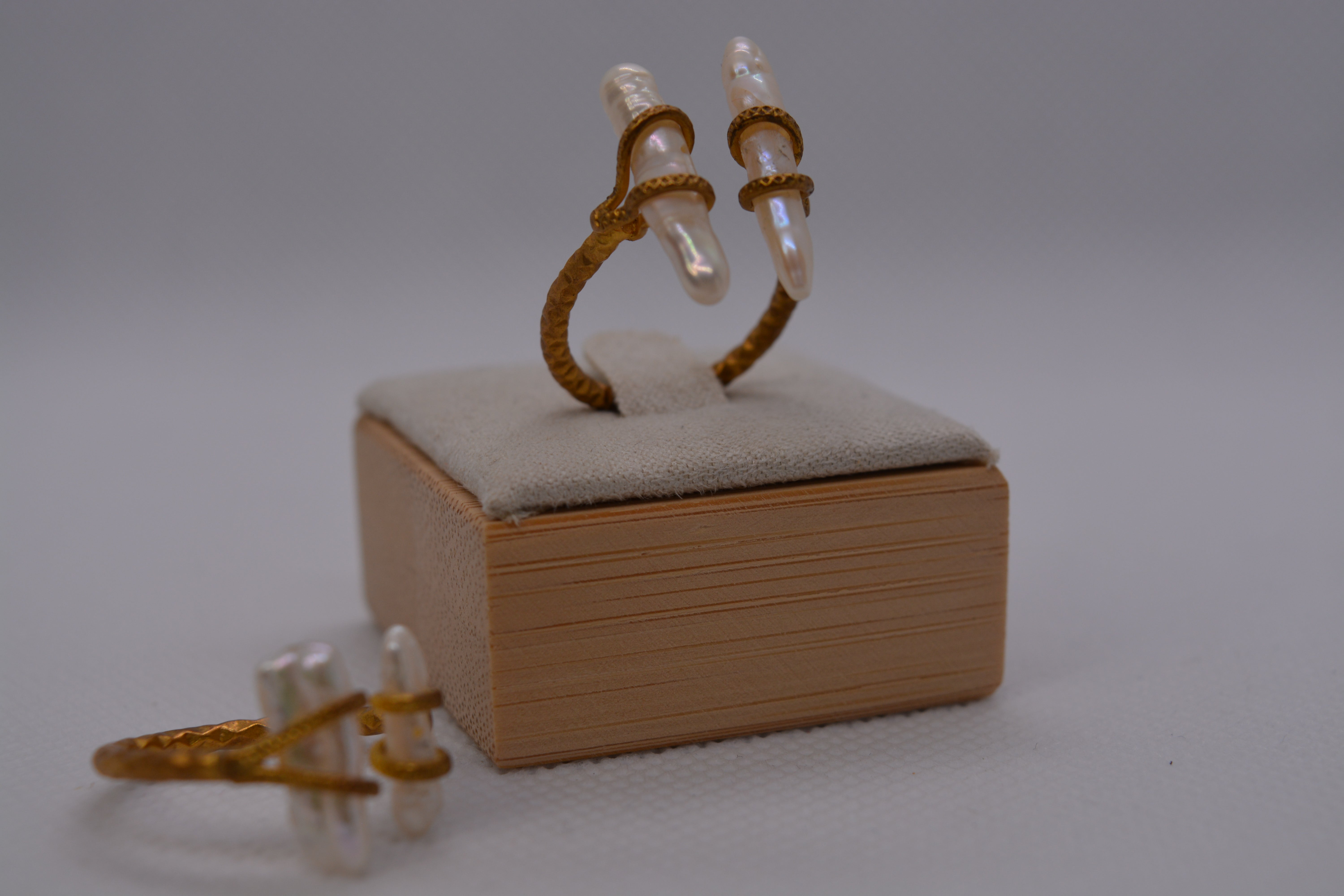 Anello dorato con perle di fiume