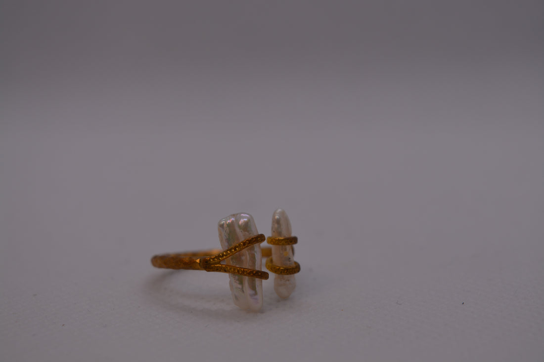Anello dorato con perle di fiume