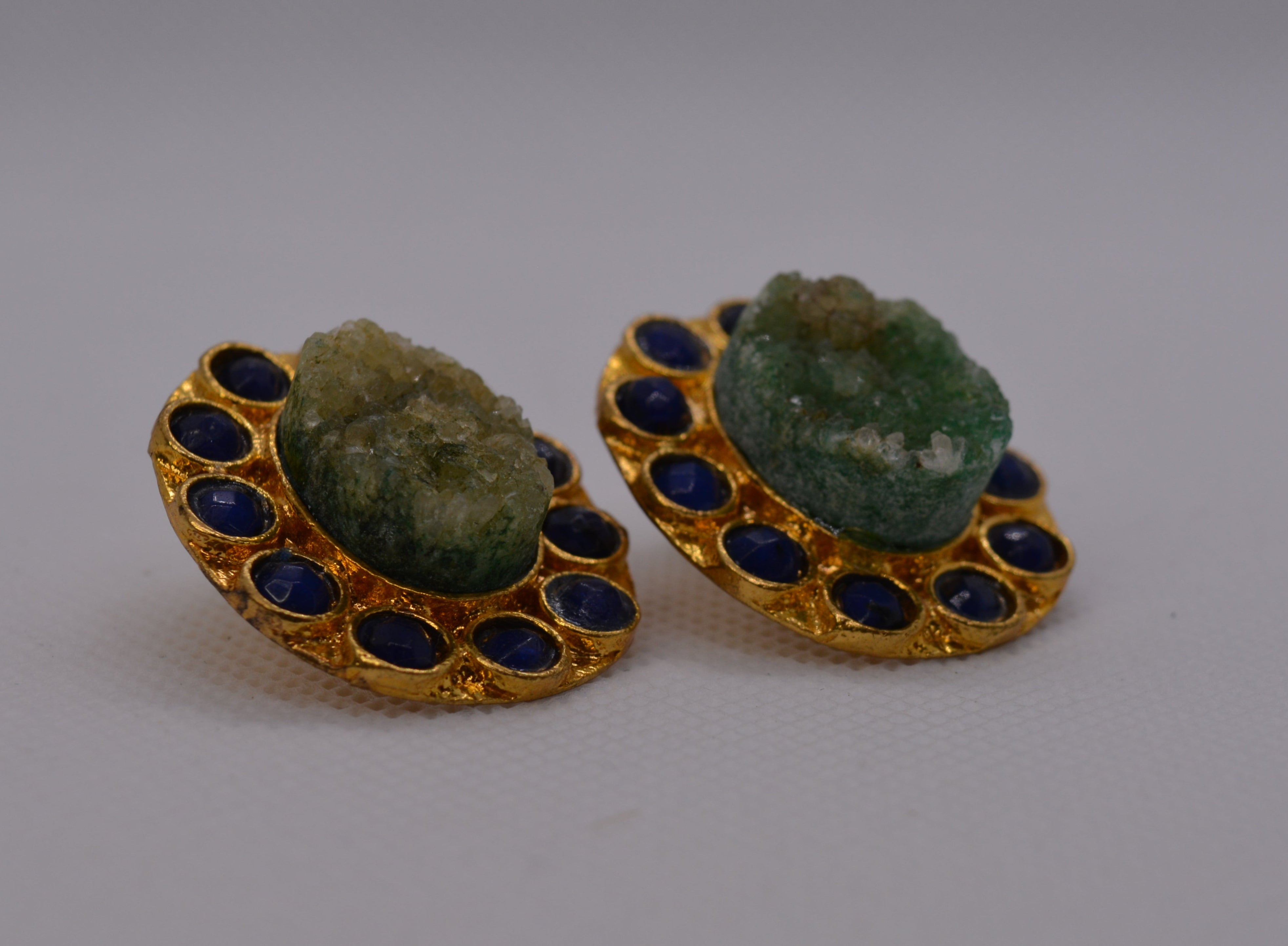 Orecchini dorati con pietra verde e cristalli blu