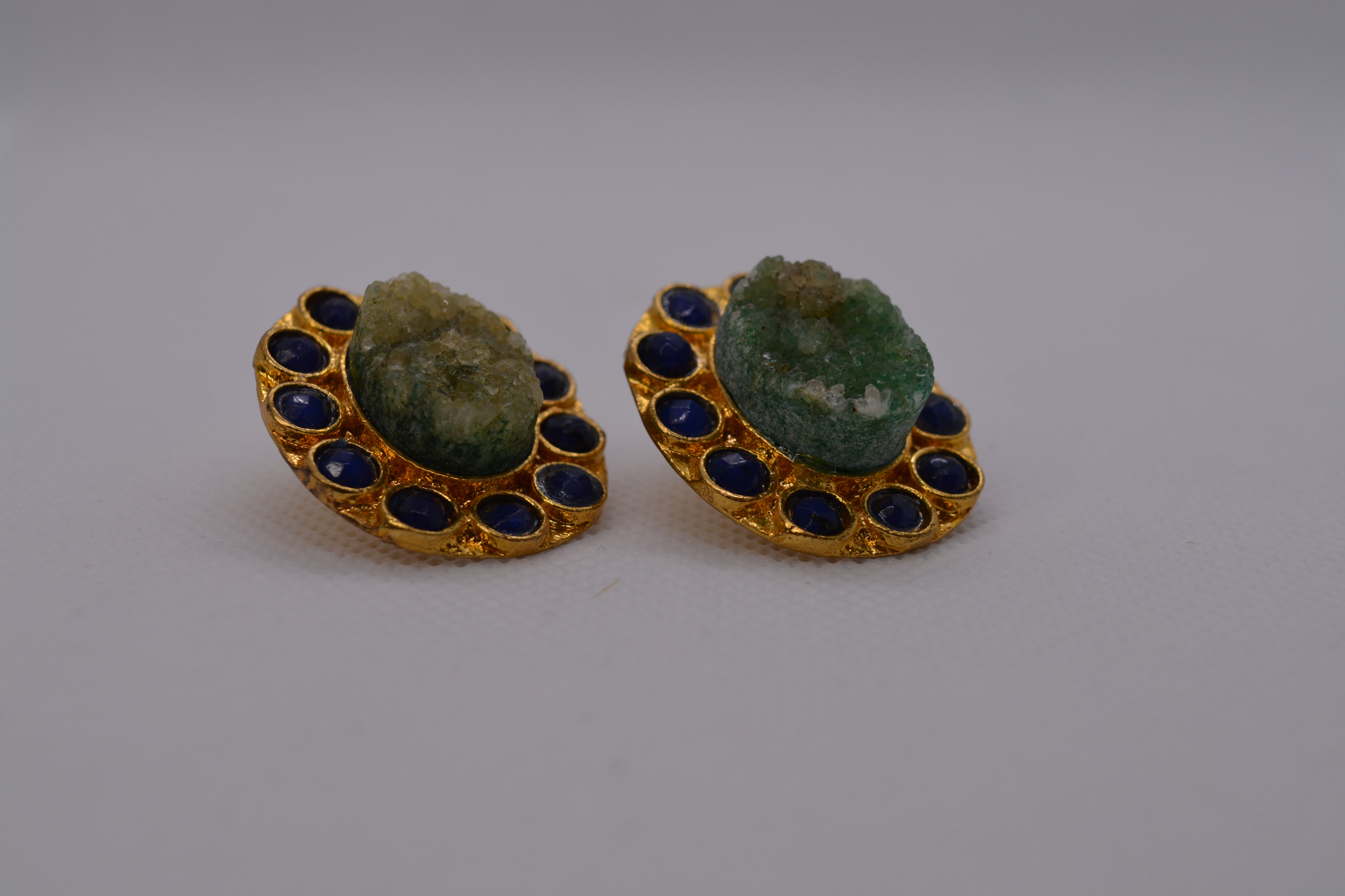 Orecchini dorati con pietra verde e cristalli blu