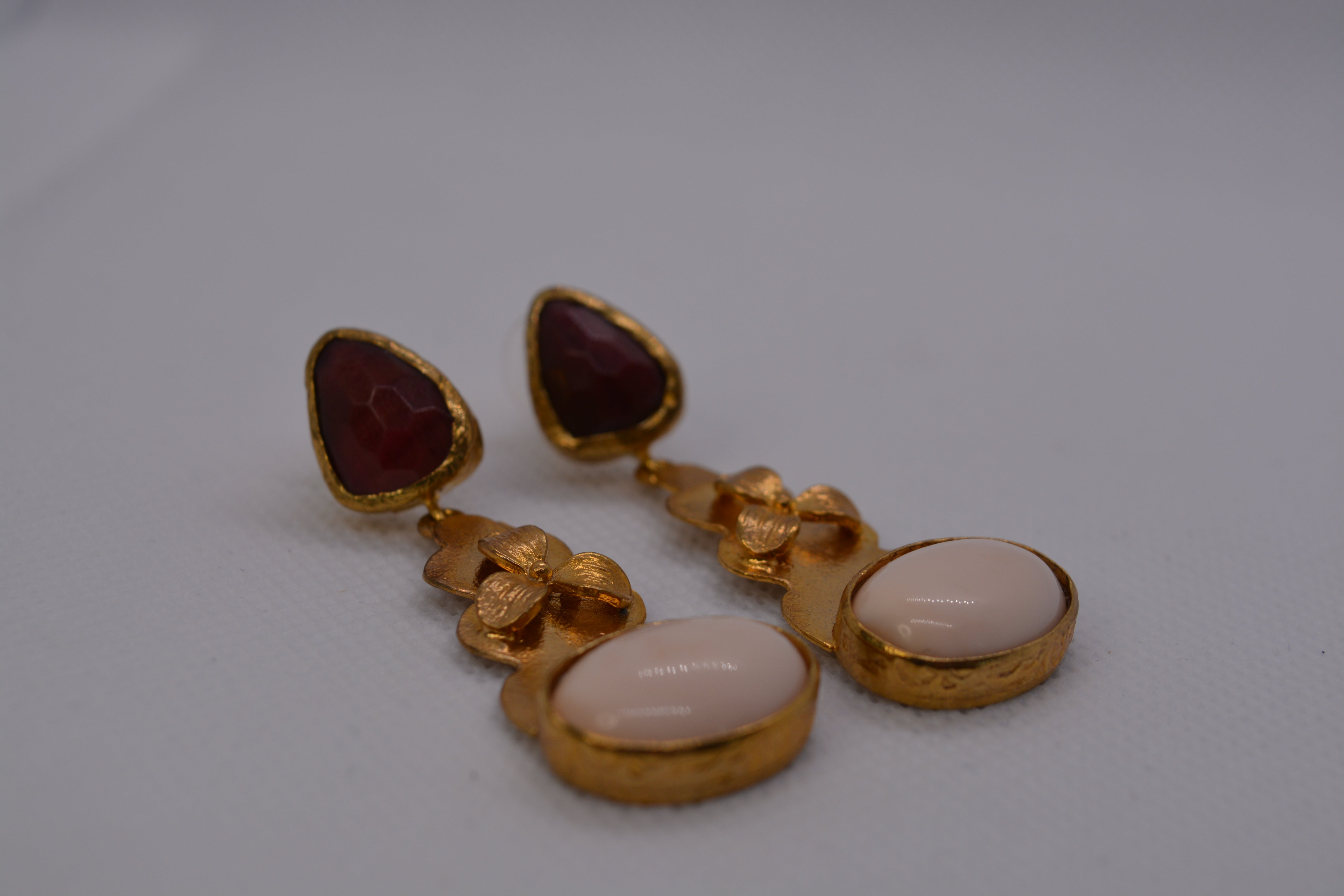 Orecchini pendenti dorati con pietra rossa e rosa