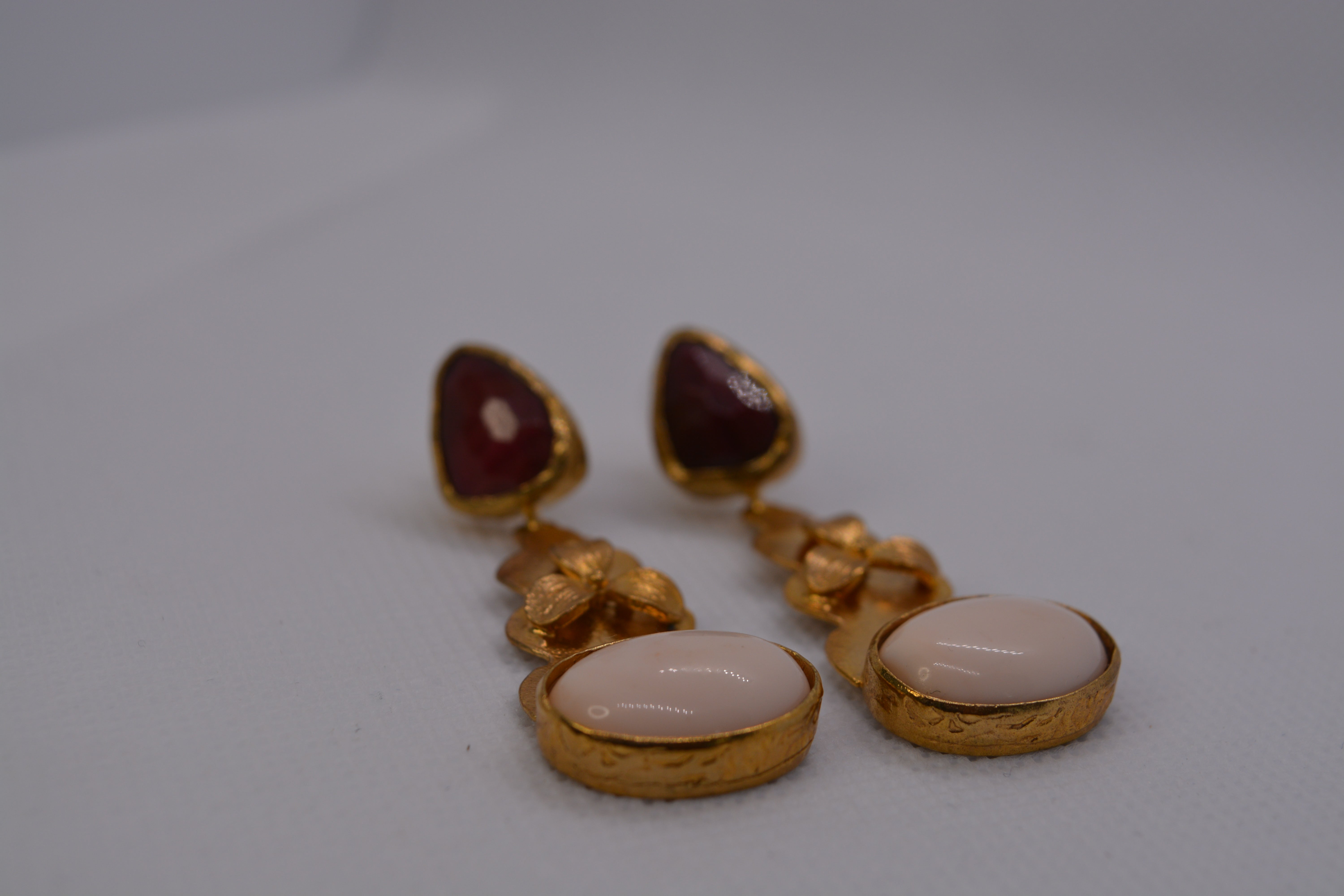 Orecchini pendenti dorati con pietra rossa e rosa