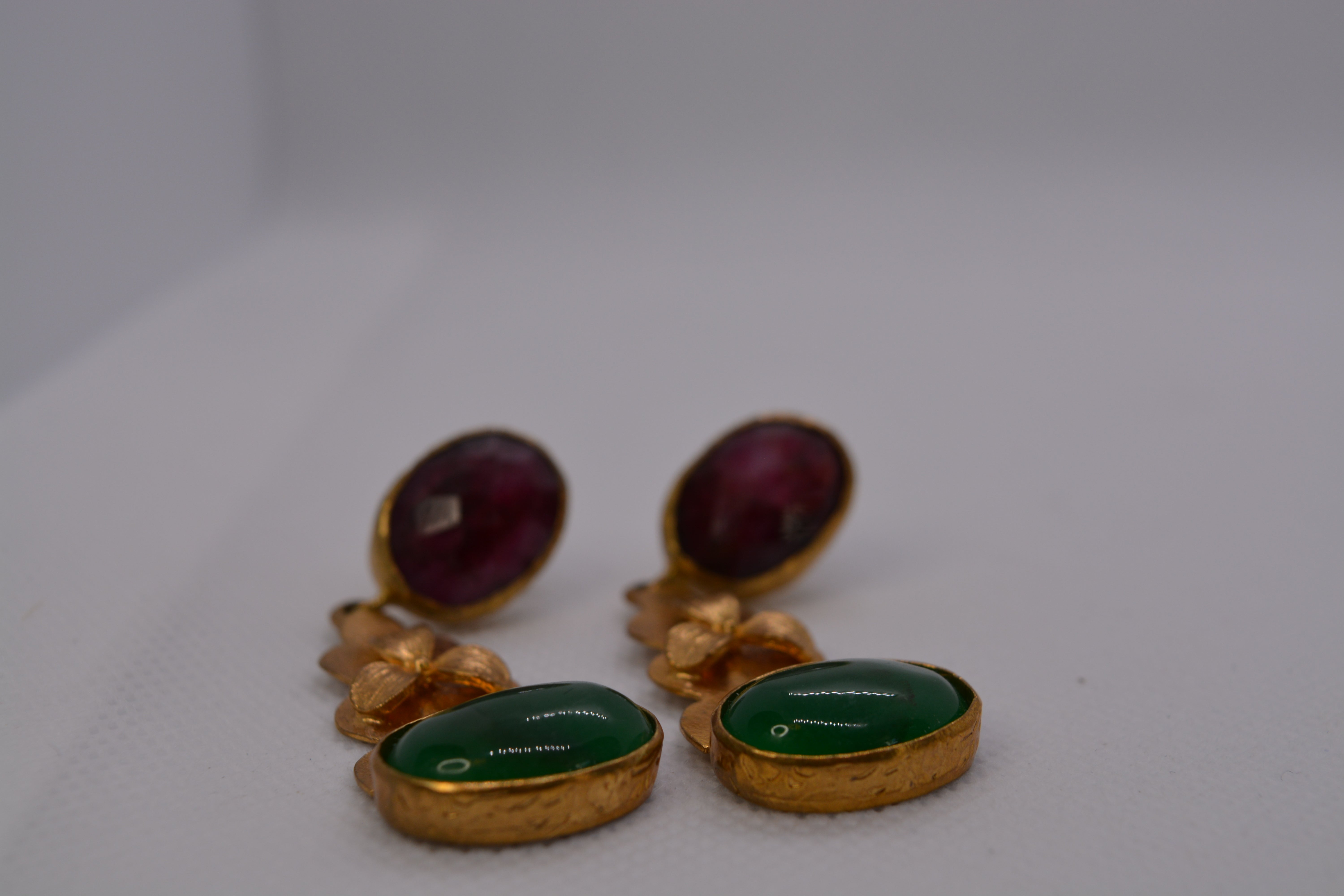 Orecchini pendenti dorati con pietra verde e rossa