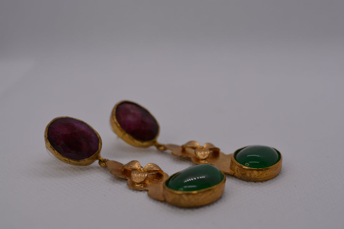 Orecchini pendenti dorati con pietra verde e rossa