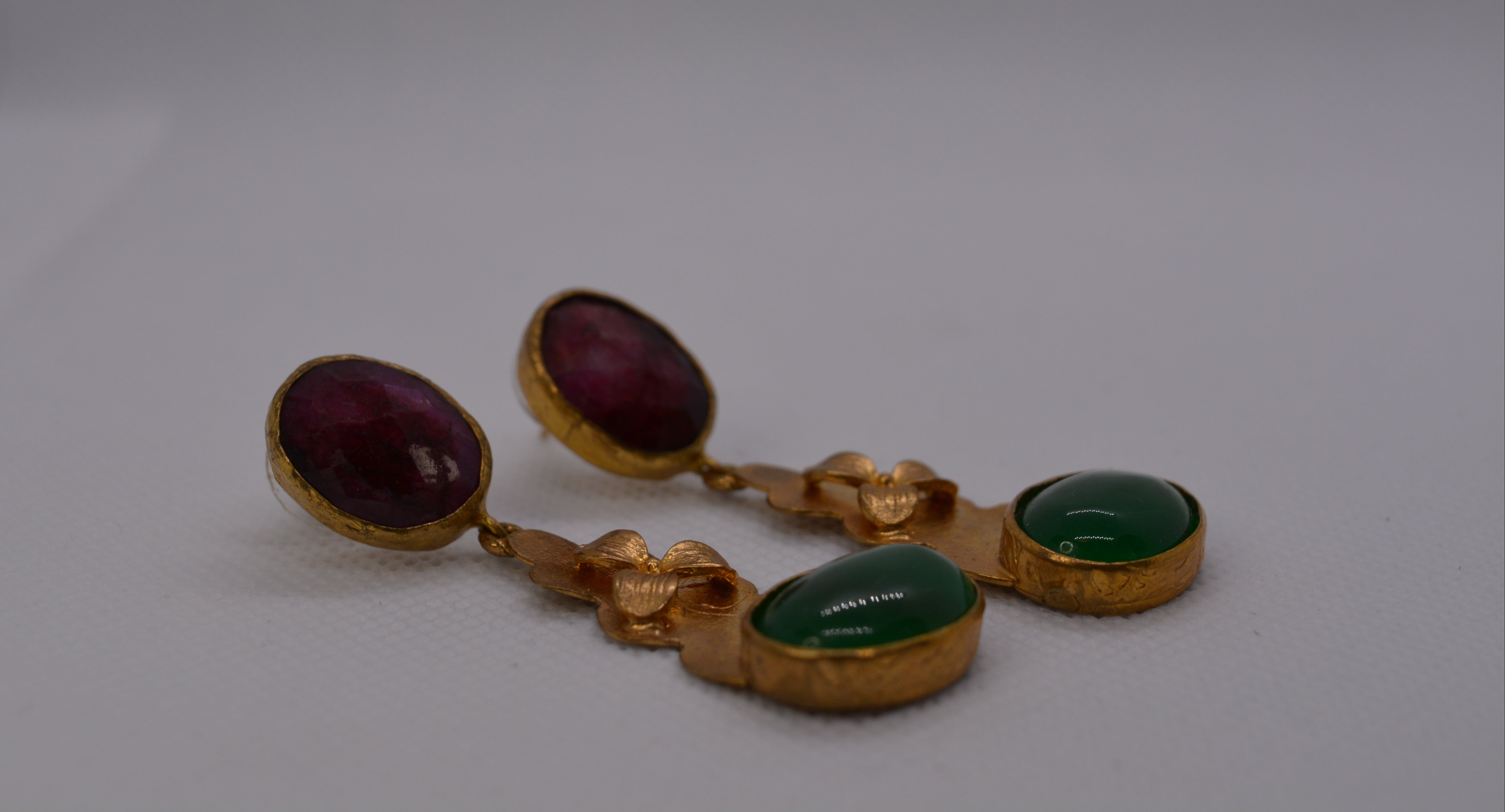 Orecchini pendenti dorati con pietra verde e rossa