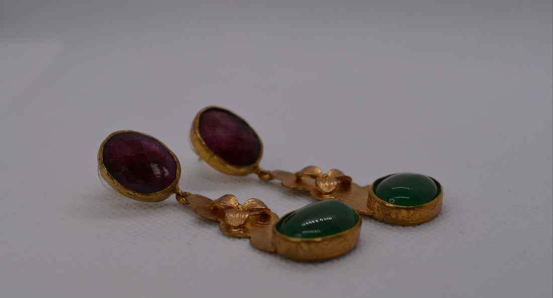 Orecchini pendenti dorati con pietra verde e rossa