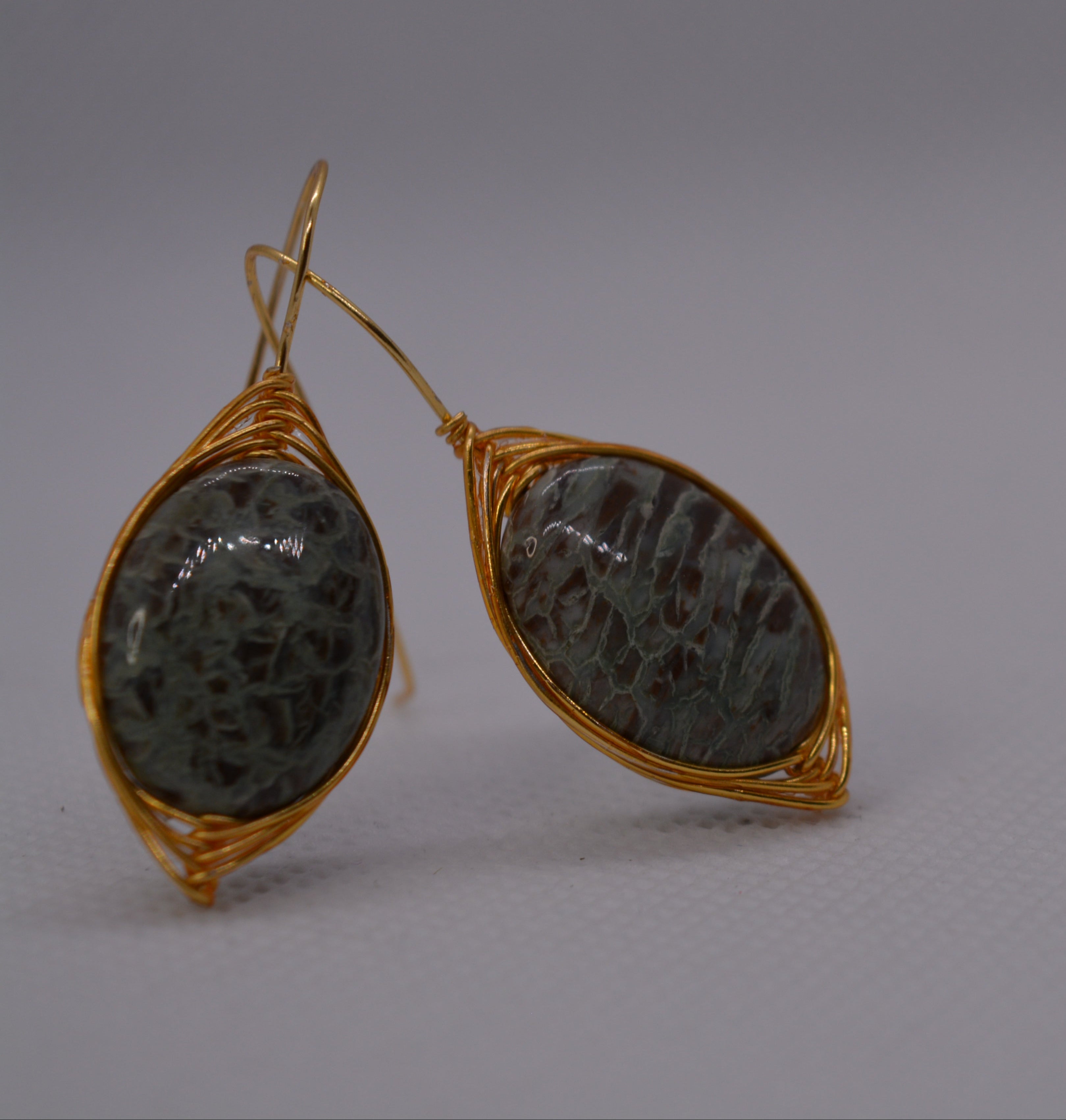 Orecchini pendenti dorati con pietra naturale grigia