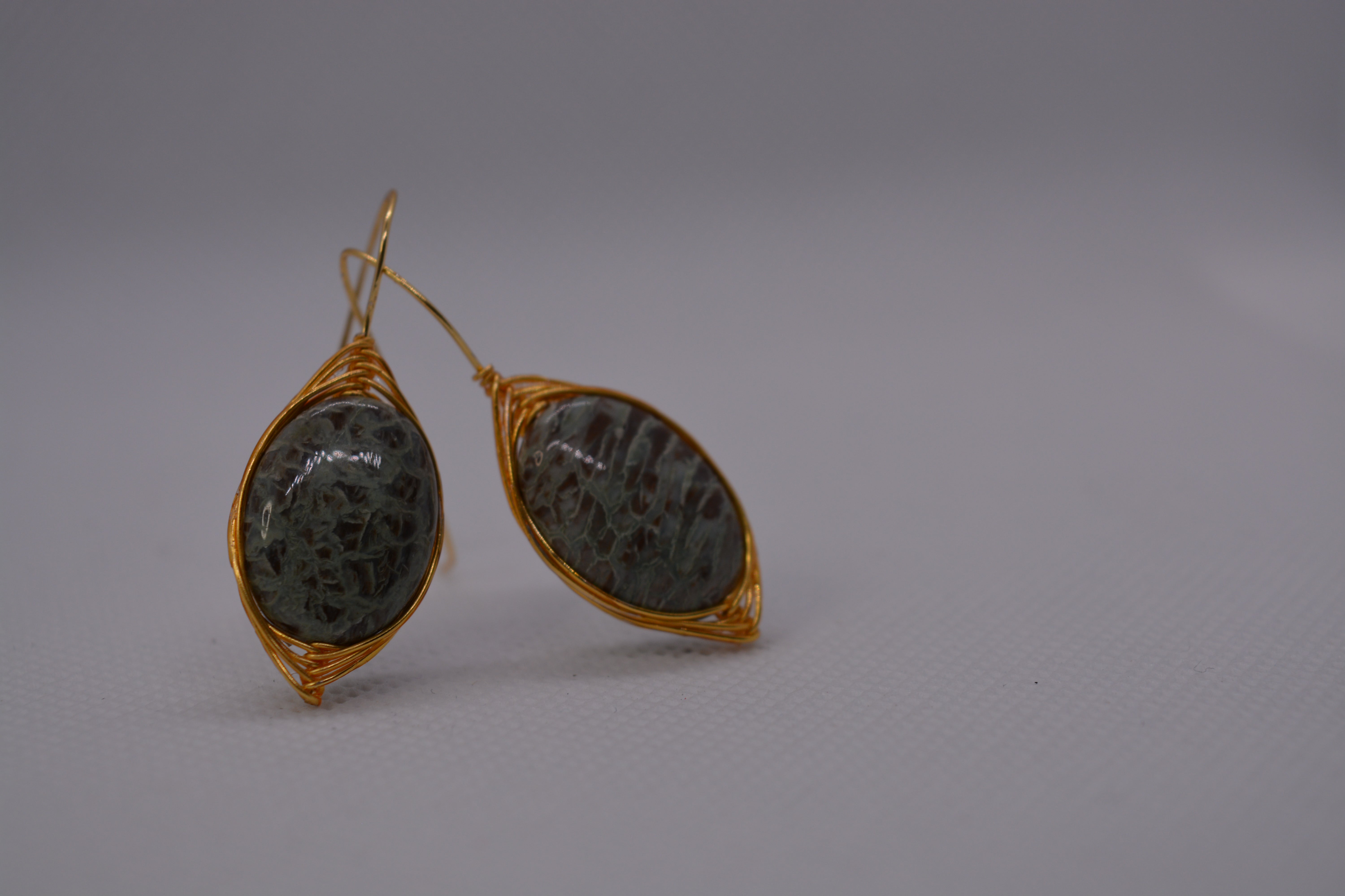 Orecchini pendenti dorati con pietra naturale grigia