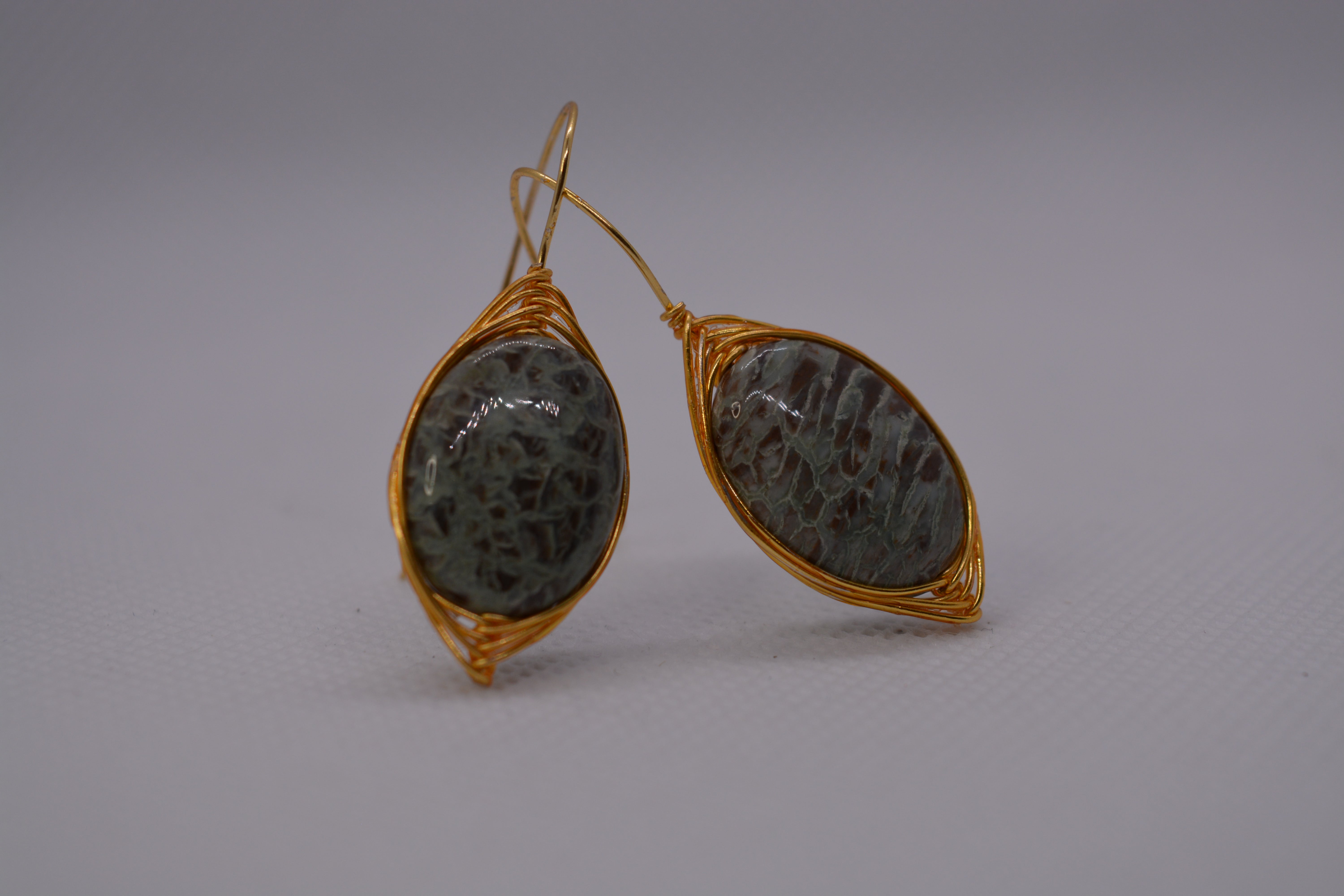 Orecchini pendenti dorati con pietra naturale grigia