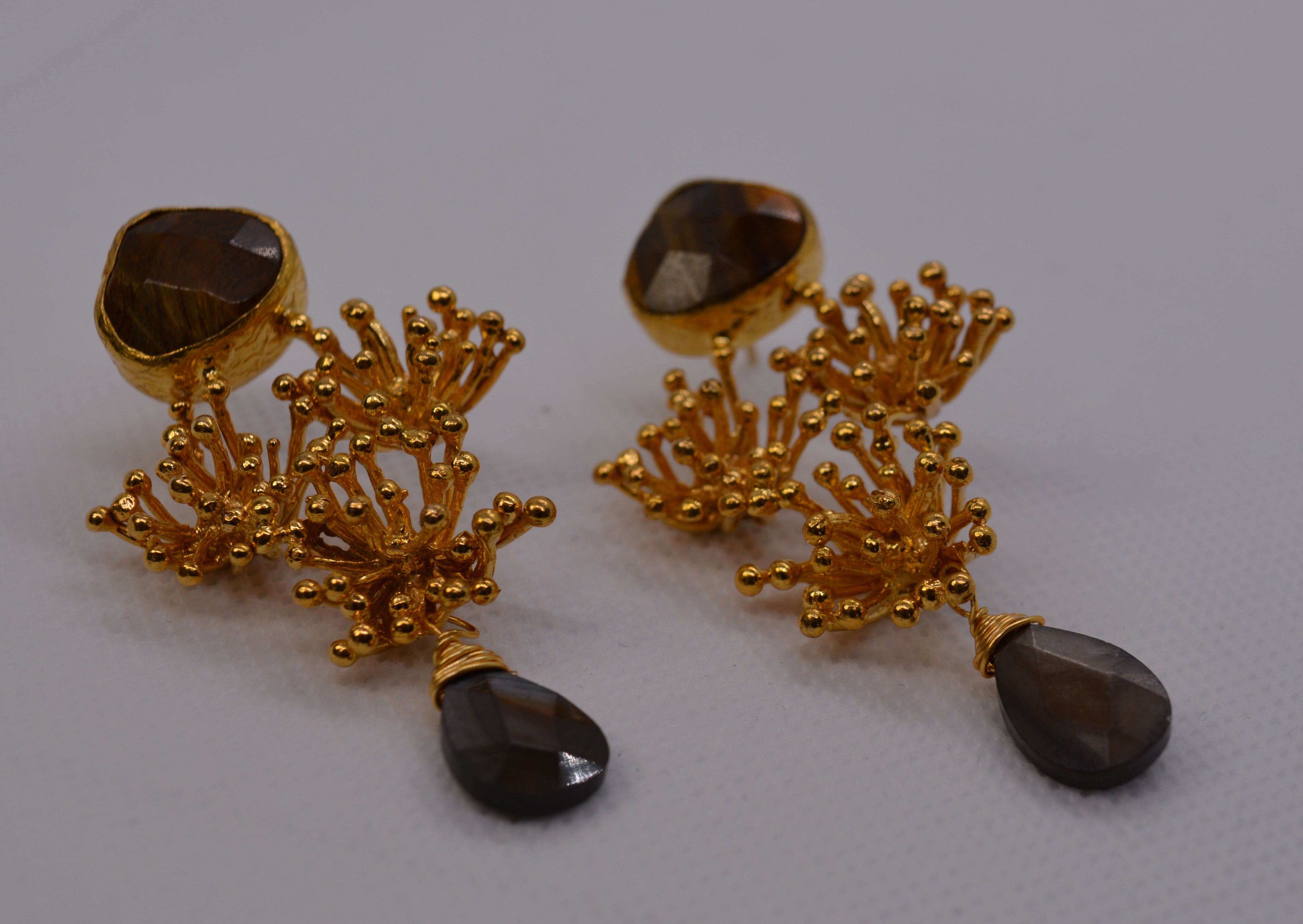 Orecchini dorati con pietra grigia e design floreale