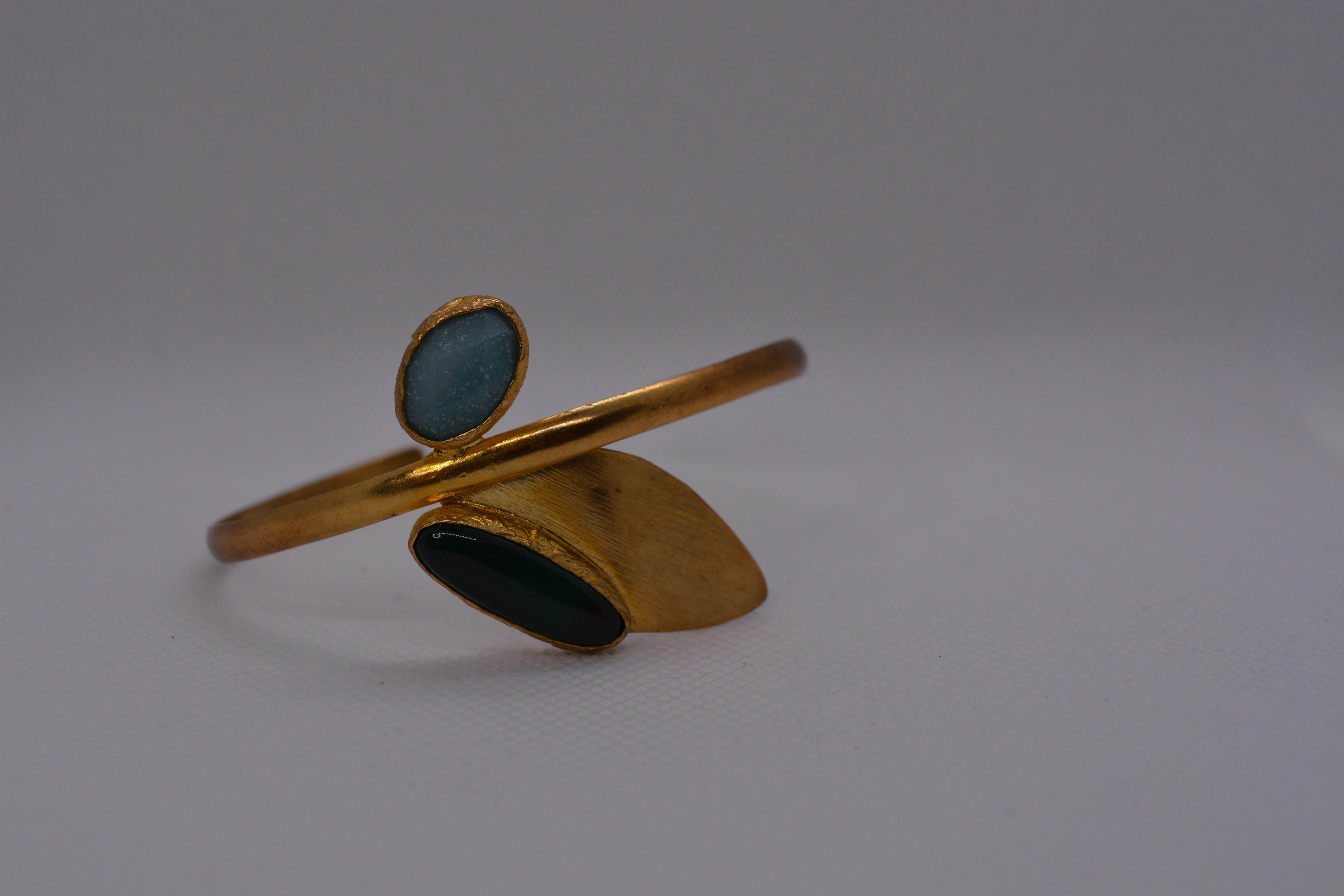 Bracciale Dorato con Pietre Verdi