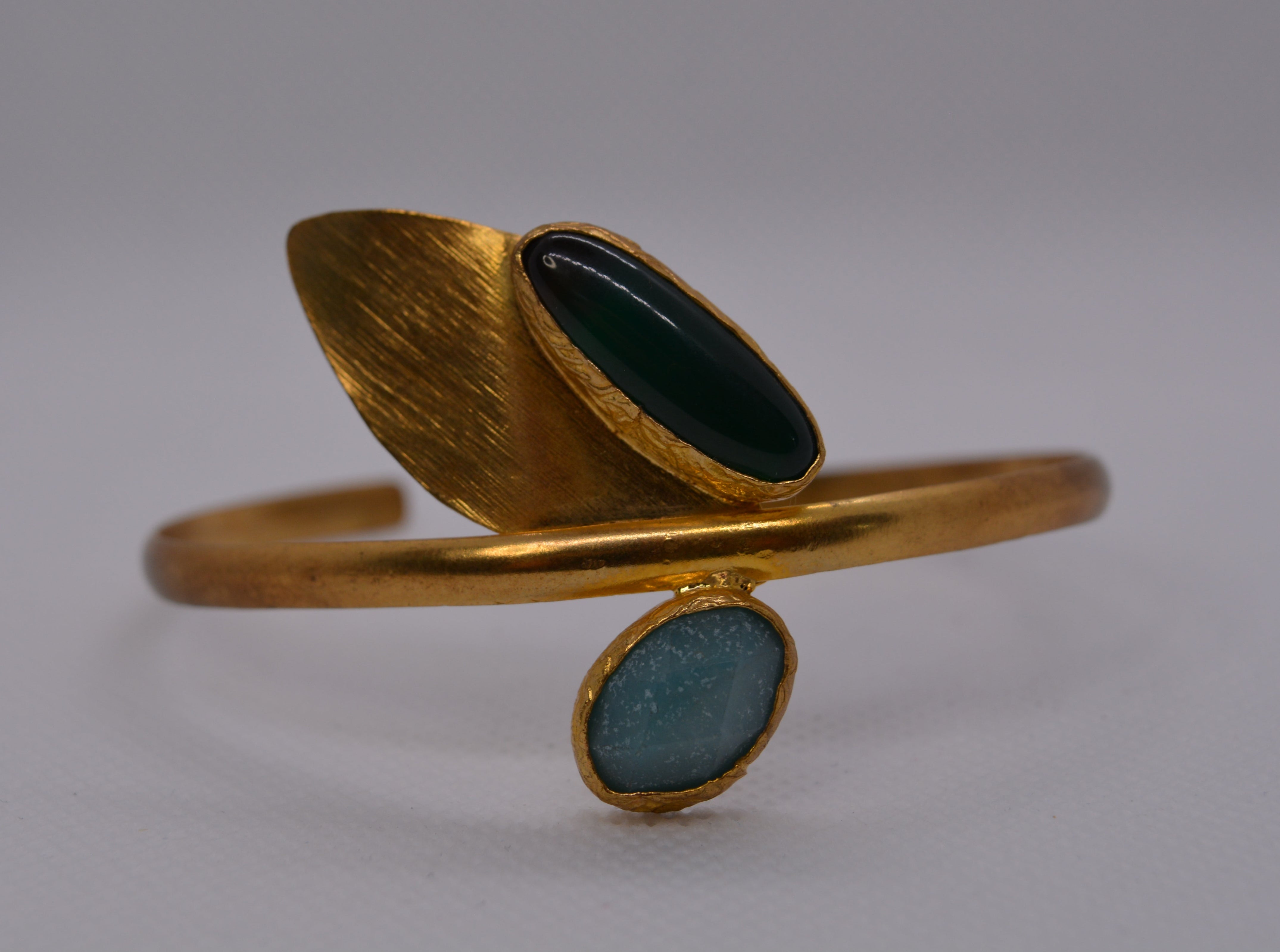 Bracciale Dorato con Pietre Verdi