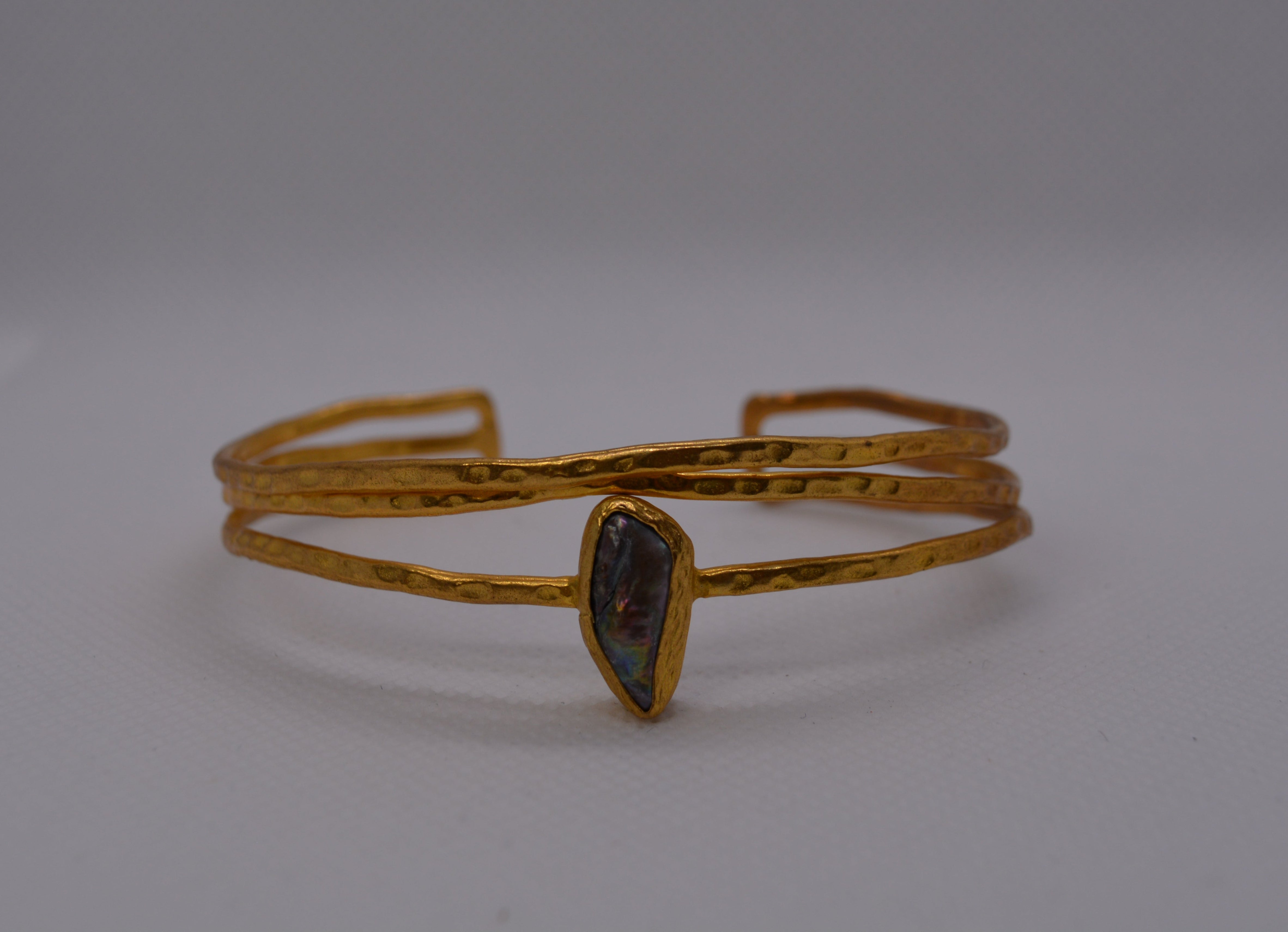 Bracciale rigido dorato con pietra naturale iridescente