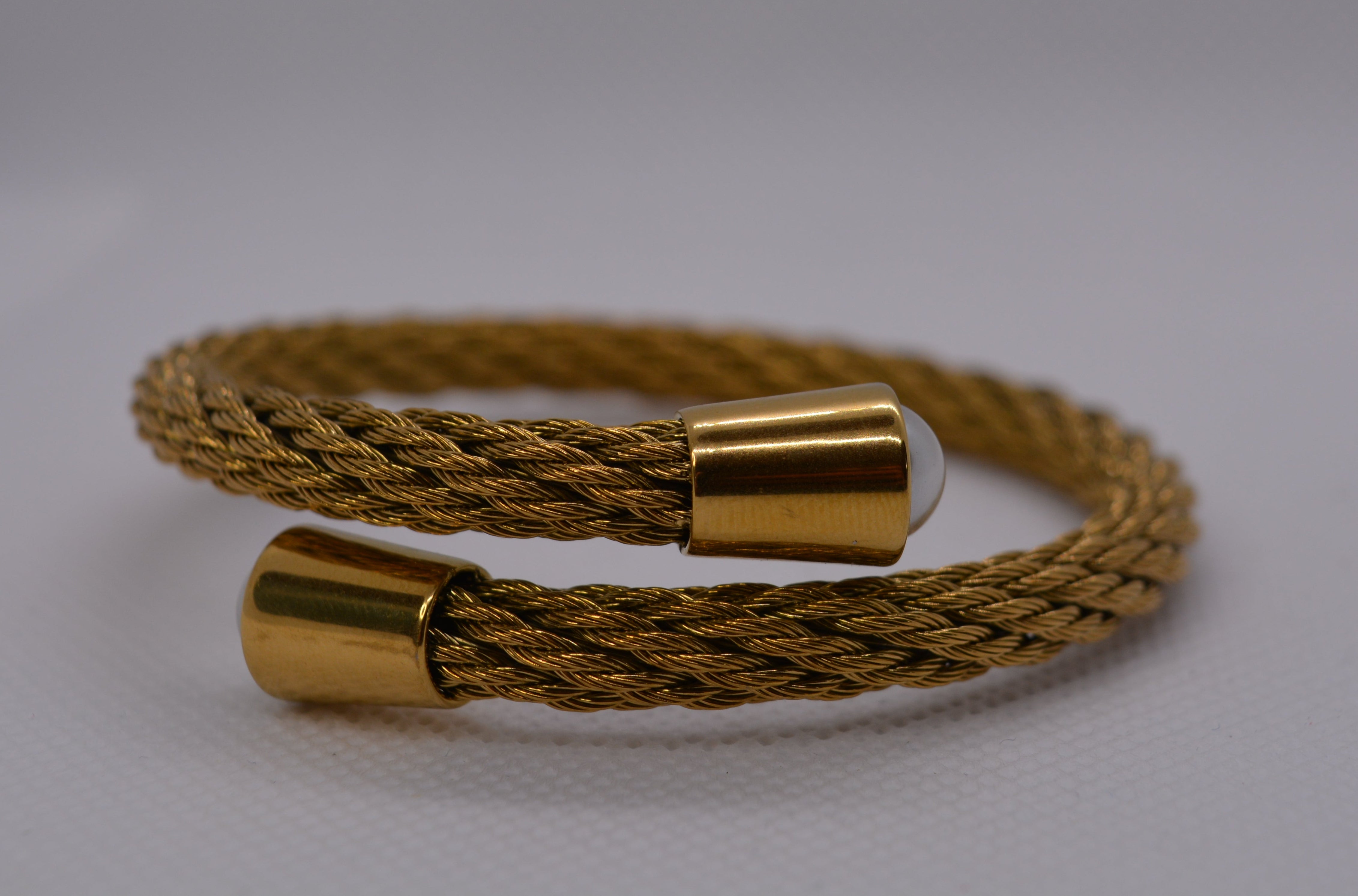 Bracciale rigido dorato con perla