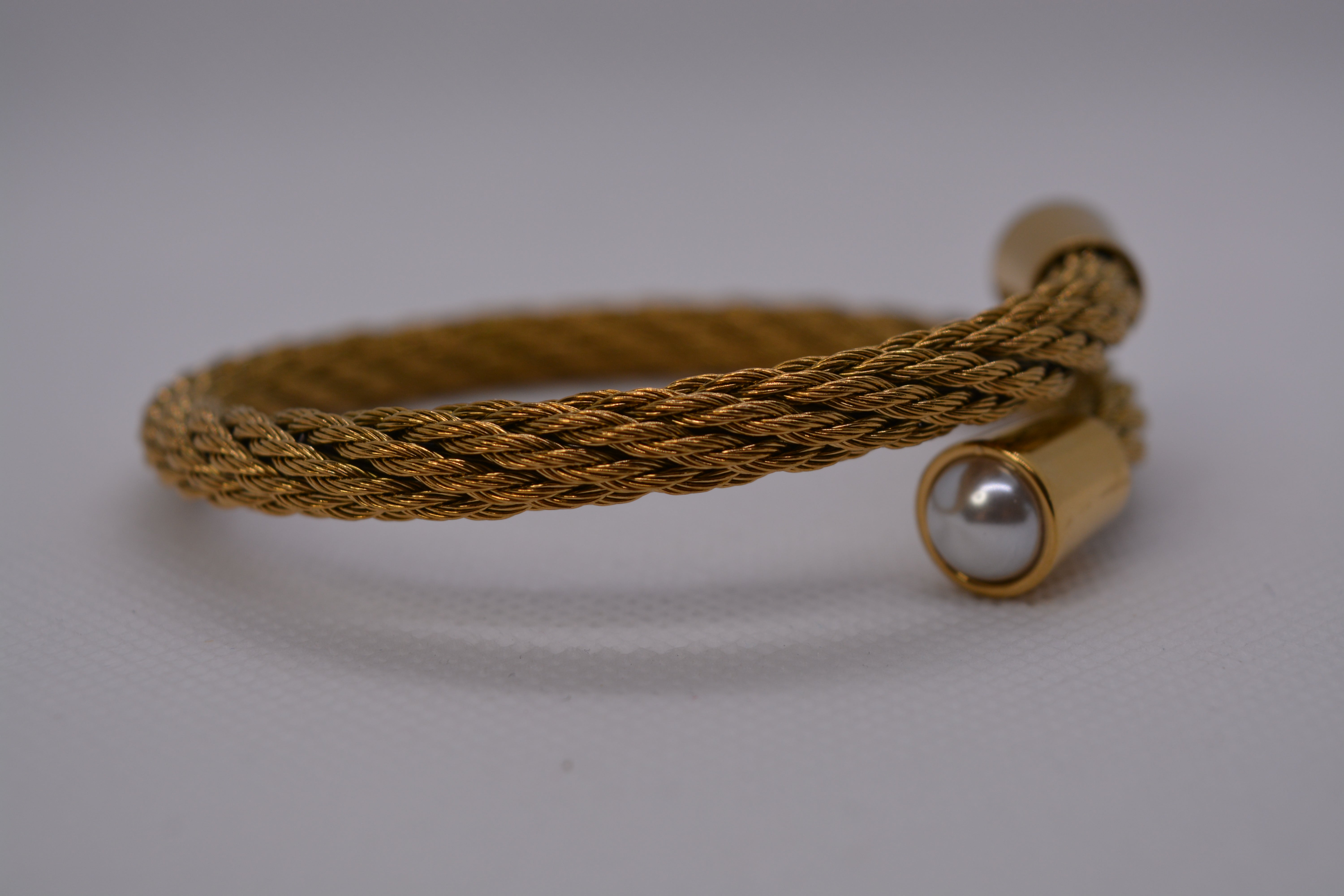 Bracciale rigido dorato con perla