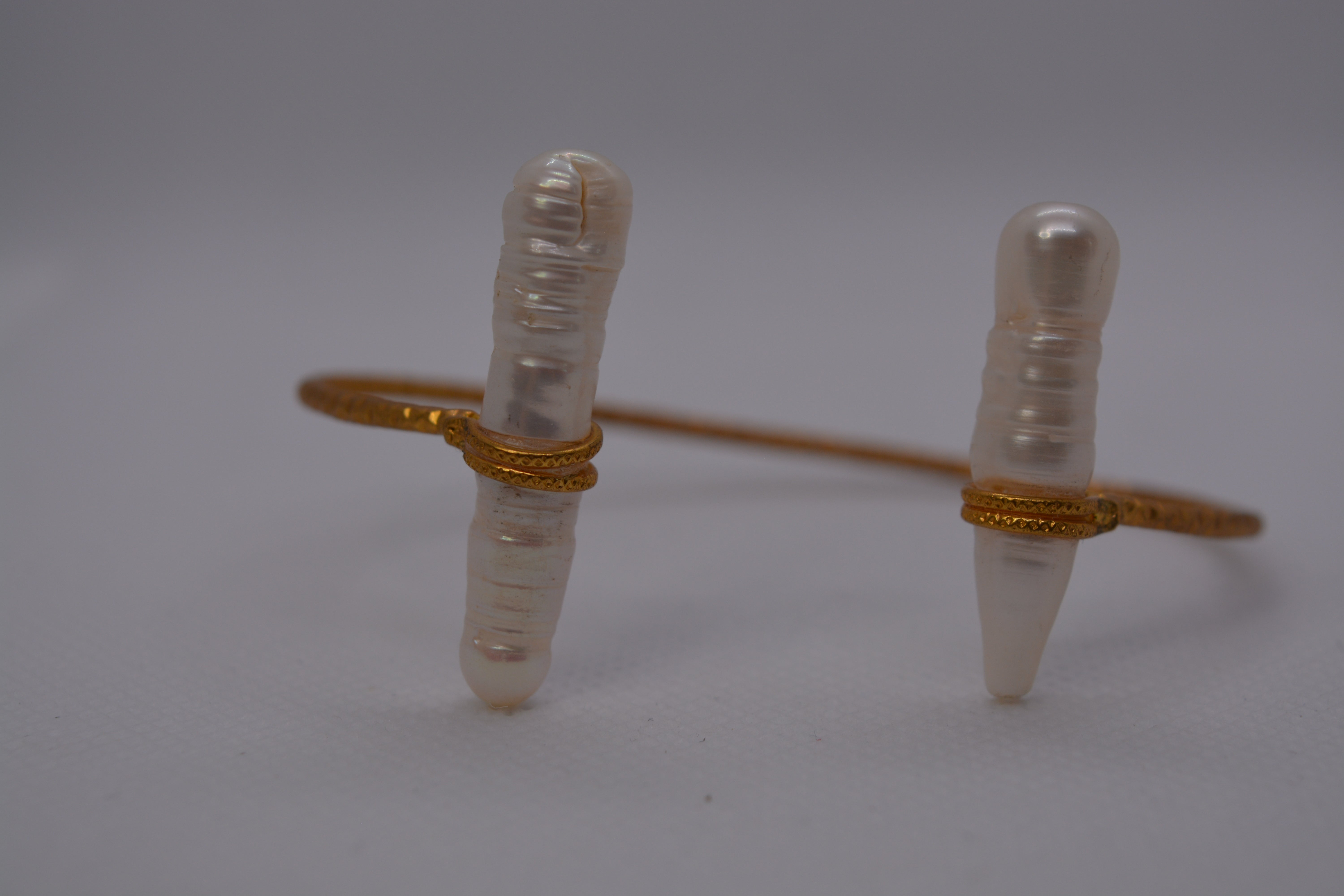 Bracciale rigido dorato con perle di fiume